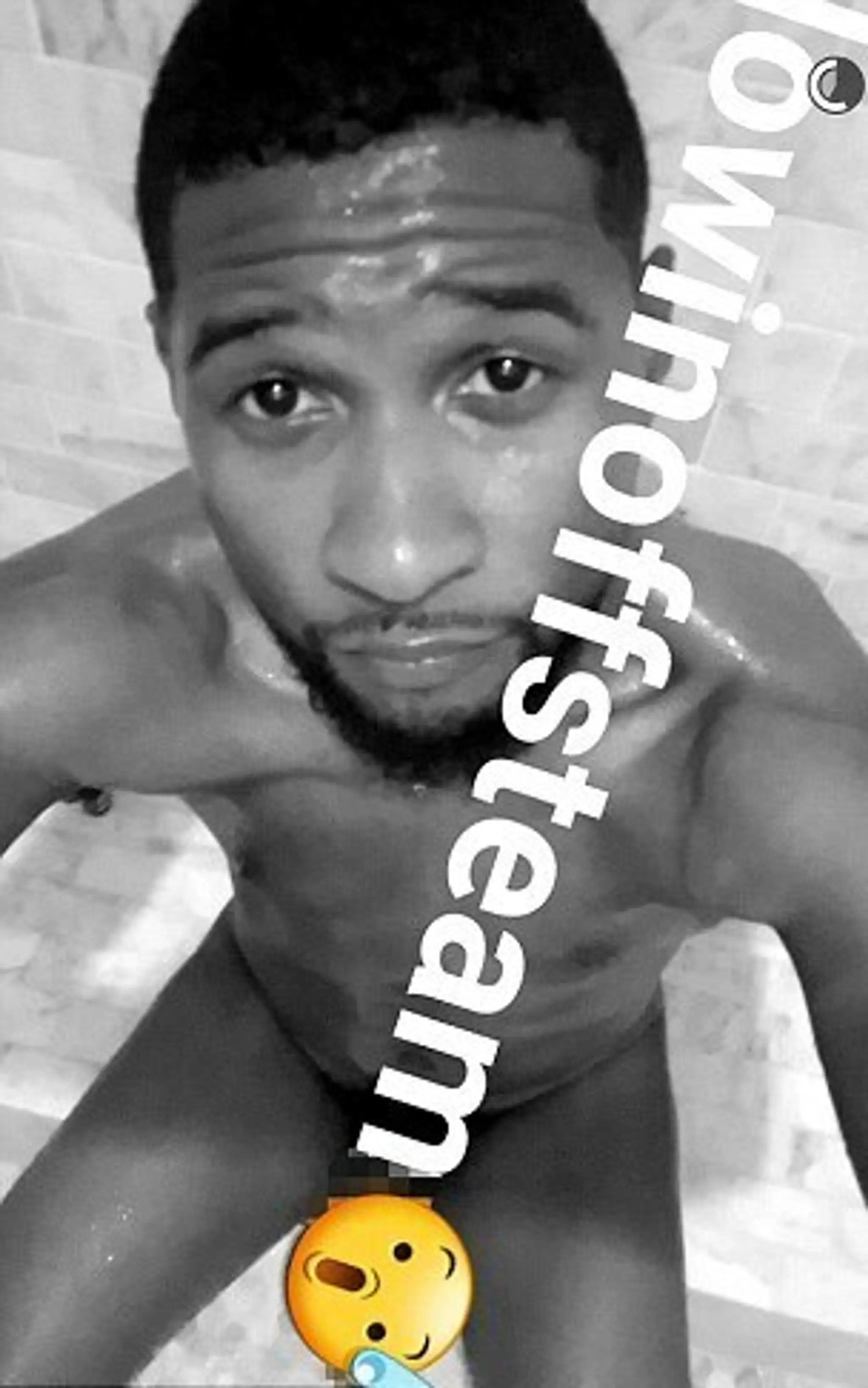 33A1345100000578-3564496-Just_the_tip_Usher_shared_a_naked_selfie_from_his_steam_room_on_-m-151_1461878105855.jpg