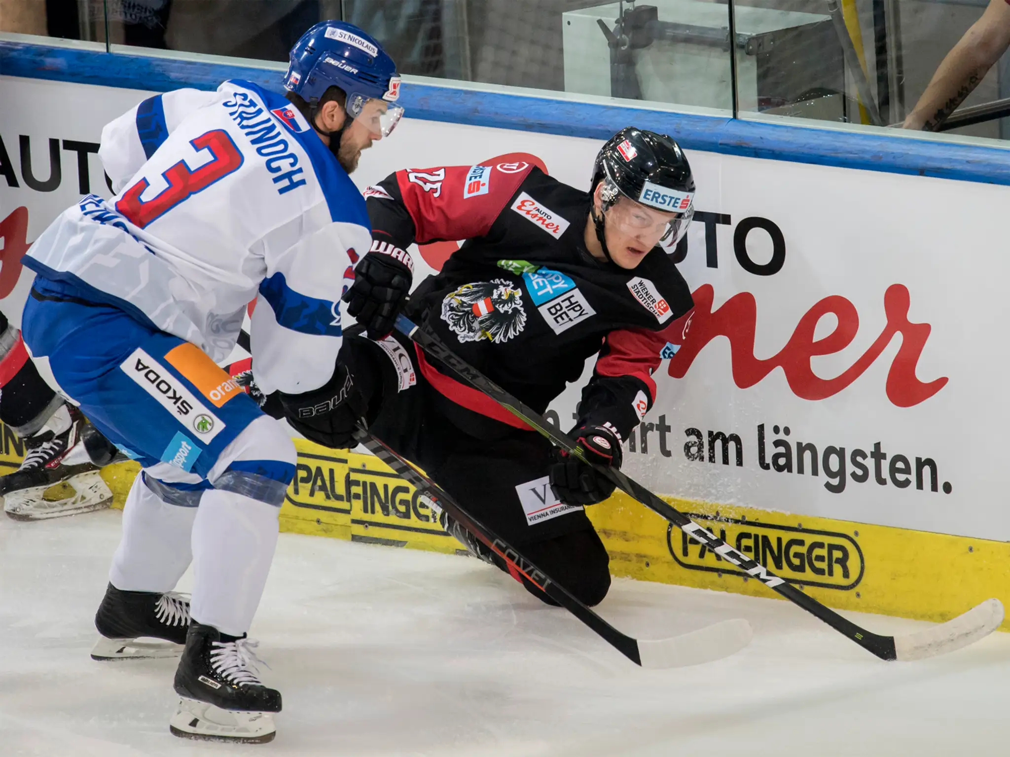 Zľava Martin Štajnoch a Benjamin Baumgartner z Rakúska v zápase Euro Hockey Challenge.