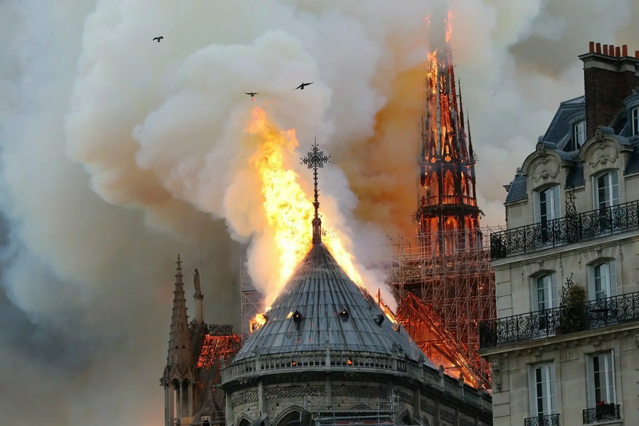 Hasiči a policajti počas požiaru Notre Dame.