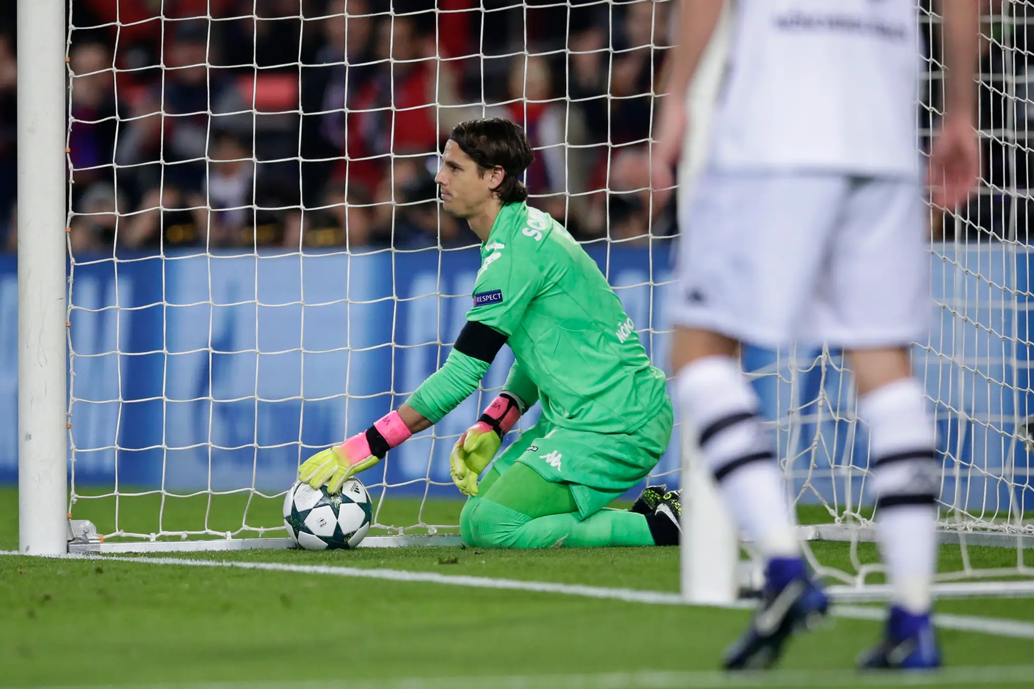 Bezmocný gólman Borussie Mönchengladbach Yann Sommer v dueli LM na pôde Barcelony.