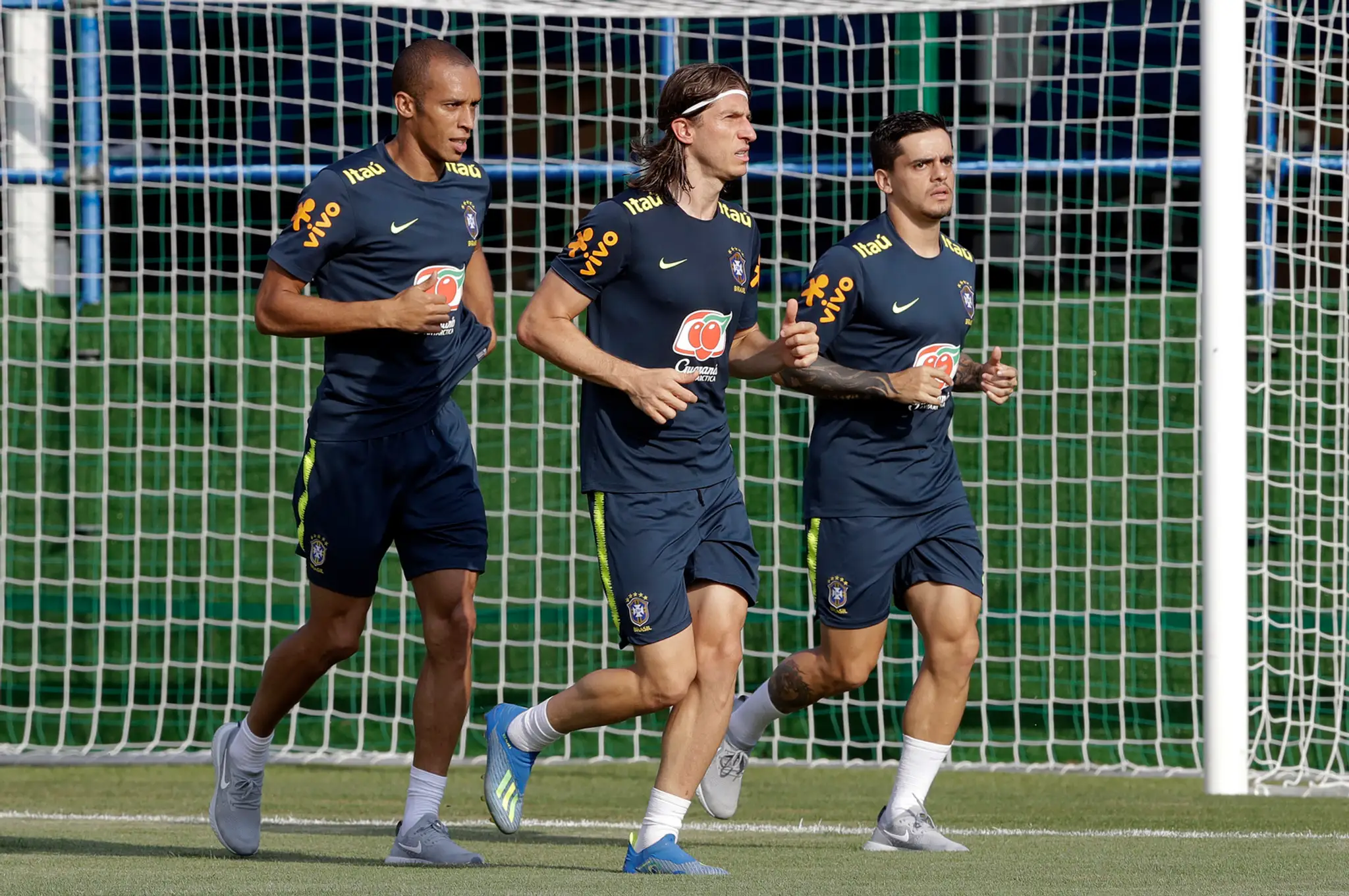 Brazílčania zľava Miranda, Filipe Luís a Fagner pred duelom s Mexikom na MS 2018.