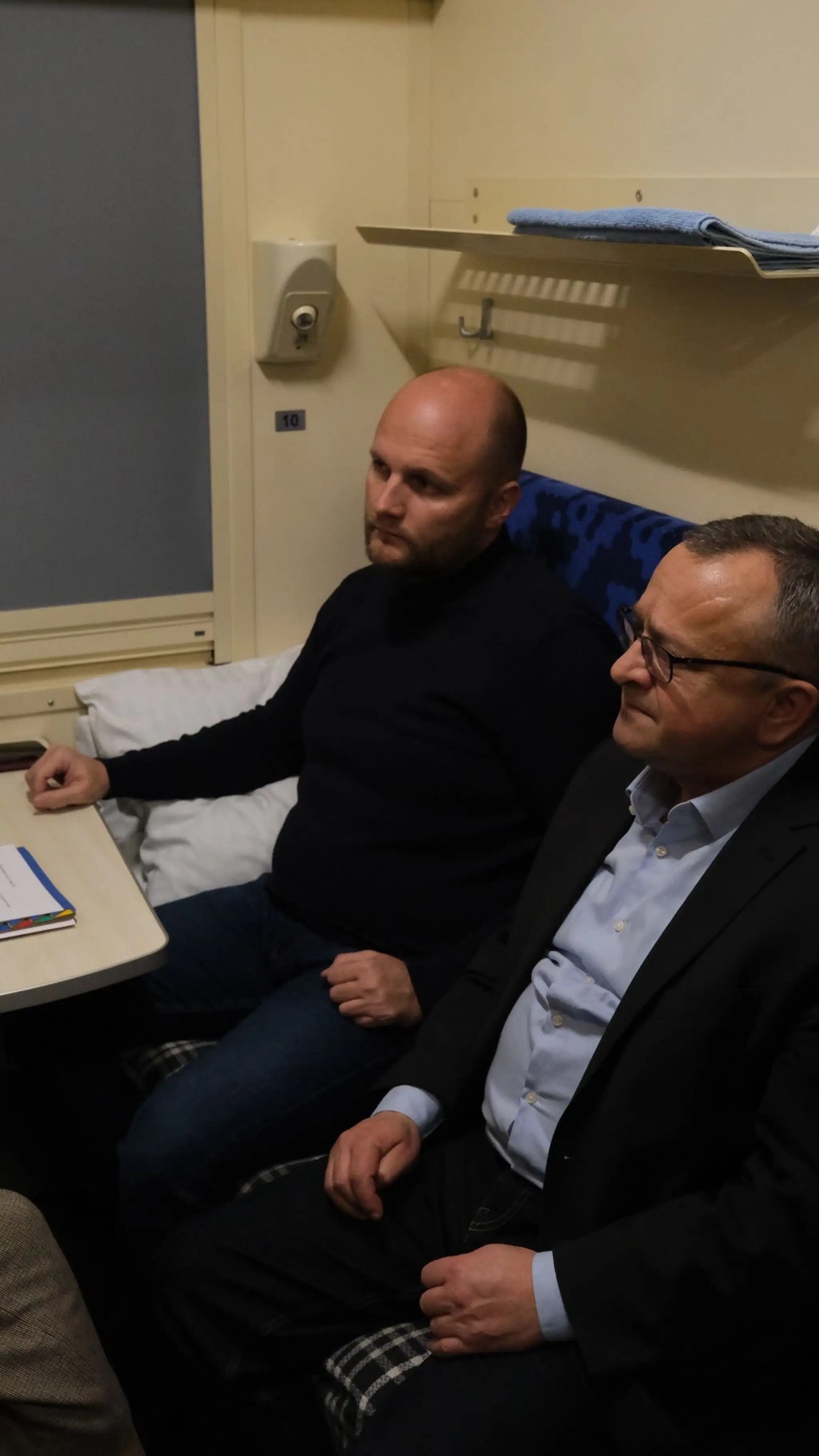 Dočasne poverený minister obrany Jaroslav Naď a poradca predsedu vlády a odborník na Ukrajinu Alexander Duleba.