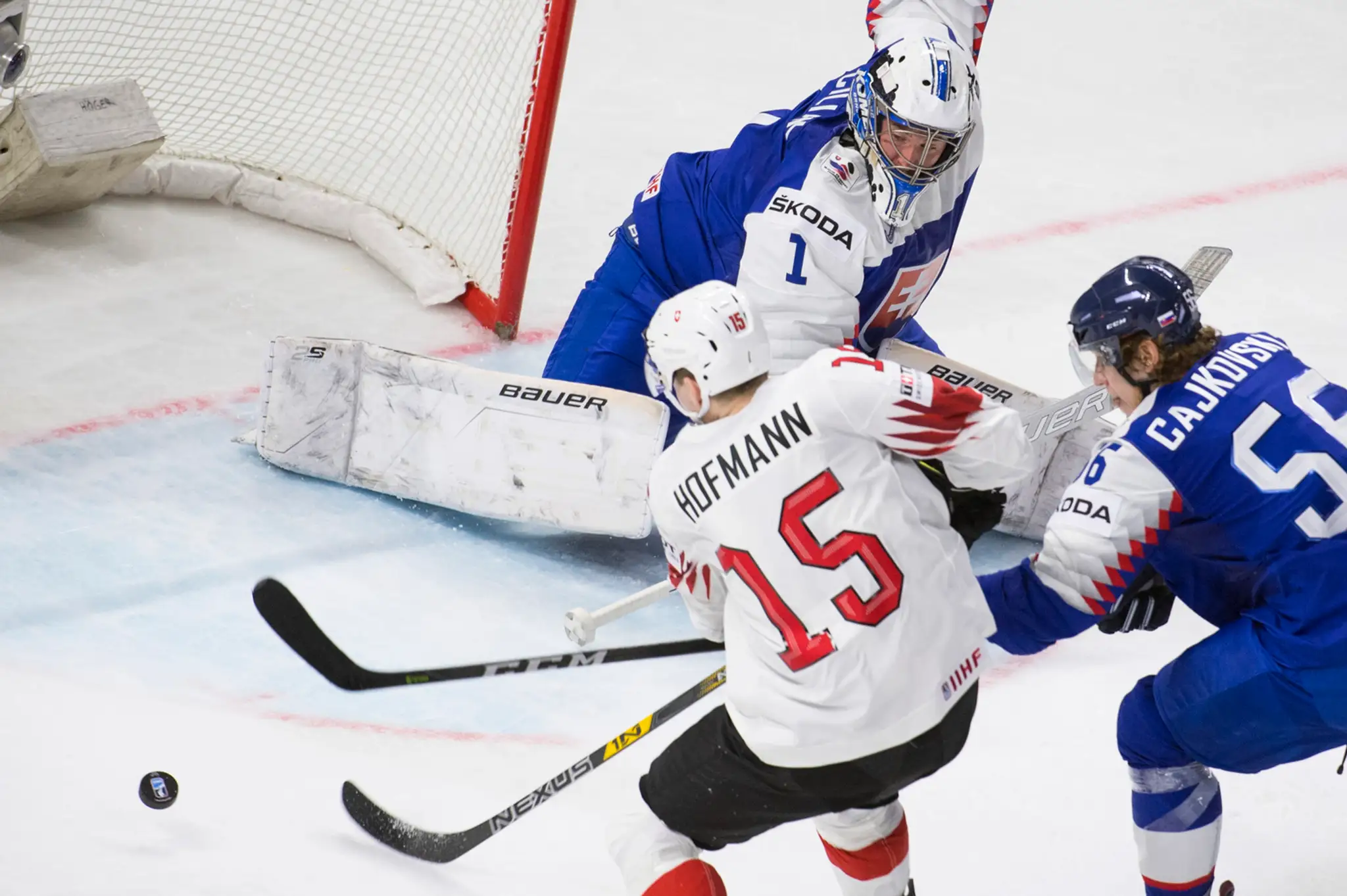 Gólman Slovenska Marek Čiliak sa prizerá súboju Michala Čajkovského so Švajčiarom Gregorym Hofmannom na MS 2018.