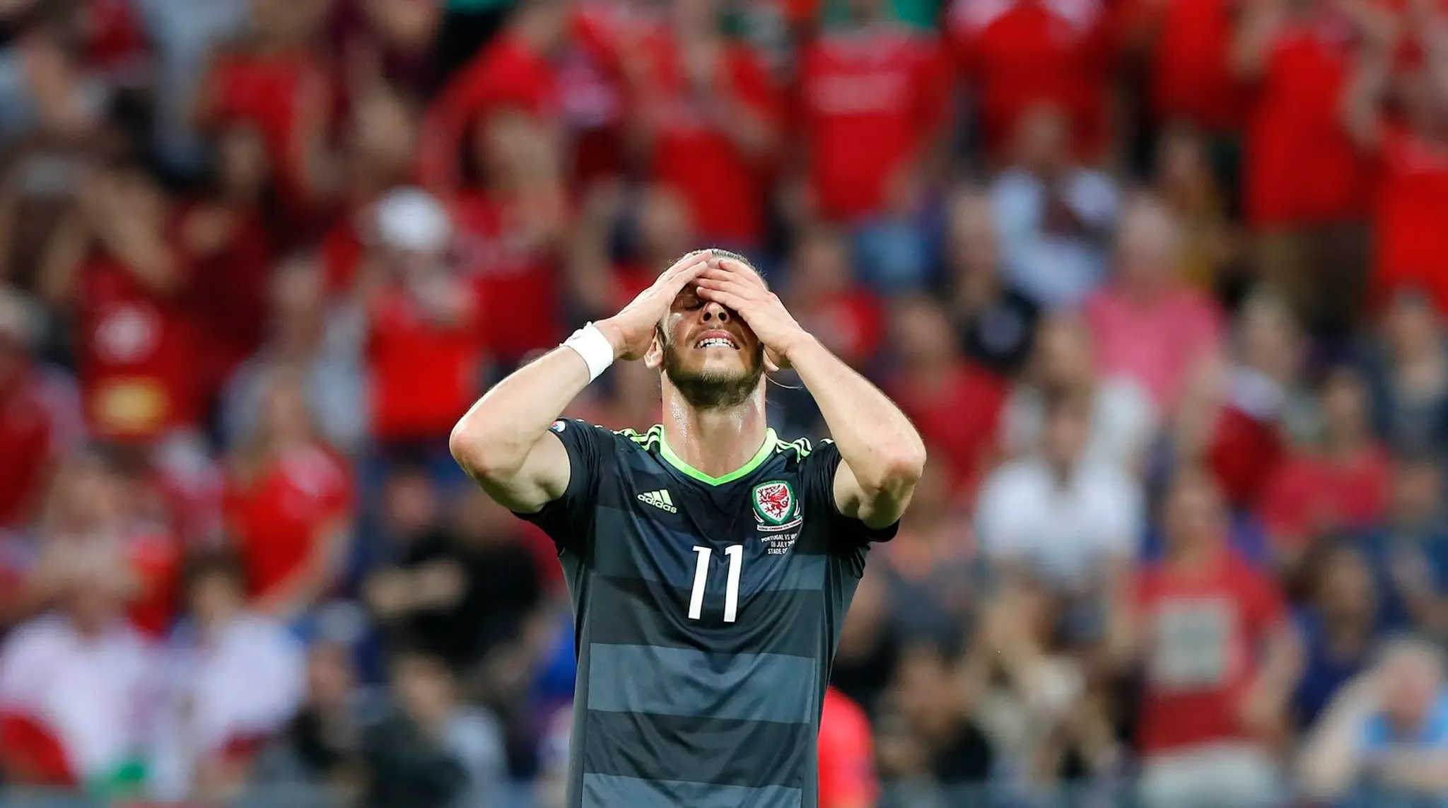 Famózny Walesan Gareth Bale si spytuje svedomie po premárnenej šanci v semifinále ME proti Portugalsku.