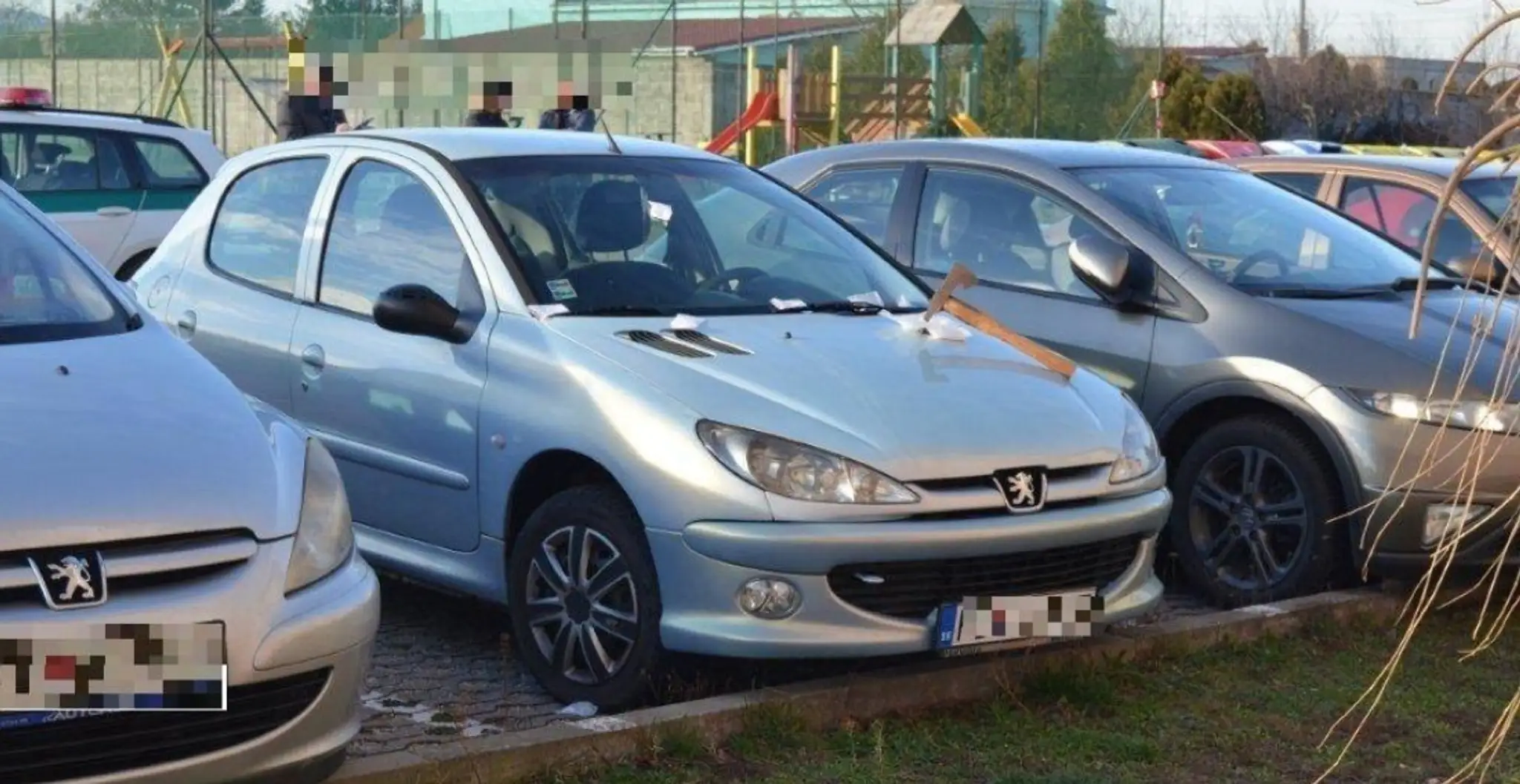 Auto so sekerou v kapote.