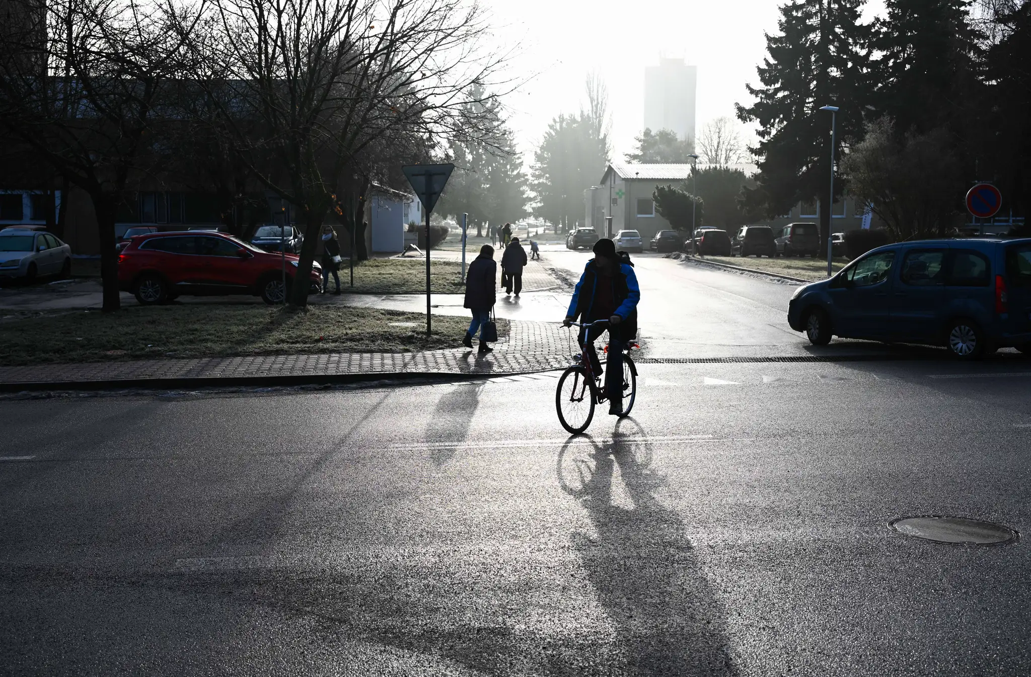 Na snímke dopravná situácia na križovatke počas poľadovice v Starej Turej.