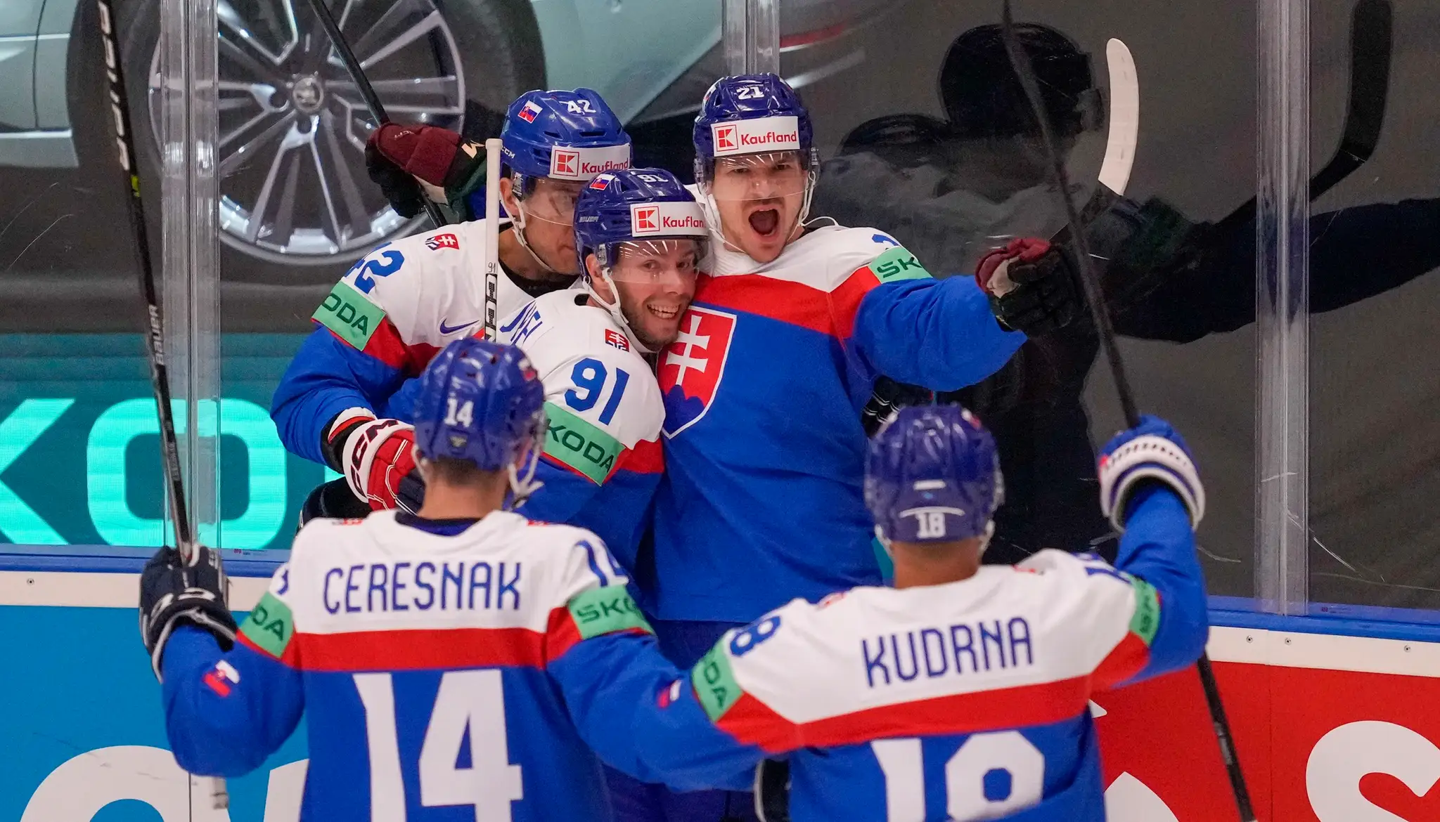 Miloš Kelemen (vzadu vpravo) oslavuje gól so spoluhráčmi proti USA na MS 2024.