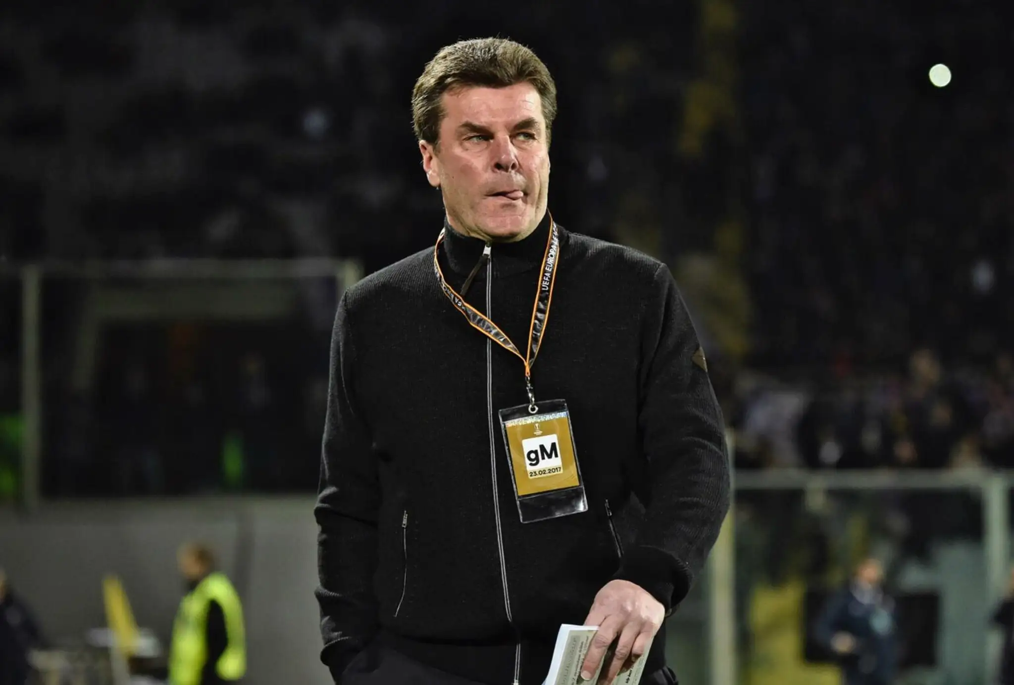 Zadumaný kouč Borussie Mönchengladbach Dietmar Klaus Hecking počas šestnásťfinále EL proti Fiorentine.