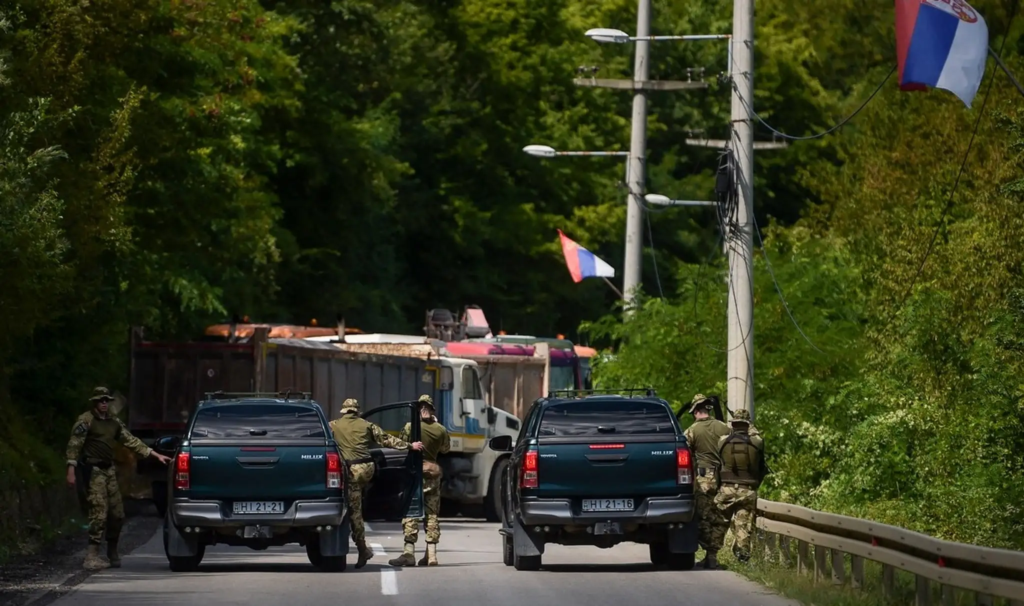 Vojaci NATO z misie KFOR na ceste smerujúcej k srbskej hranici, ktorú zablokovali kosovskí Srbi.