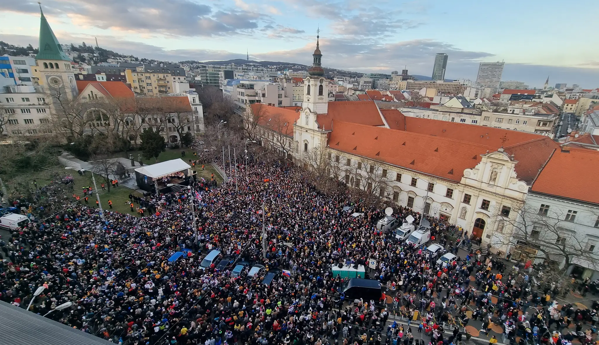 Bronzoví hokejoví medailisti zo ZOH 2022 oslavujú s fanúšikmi na Námestí SNP v Bratislave.