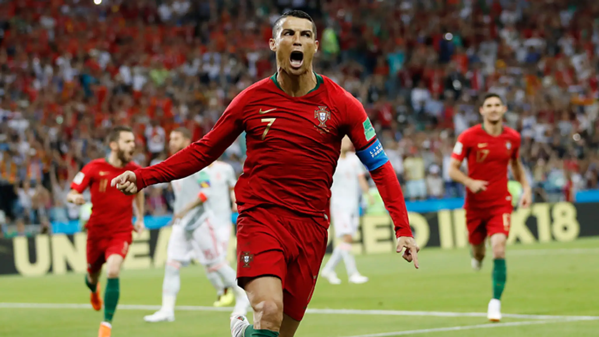 Portugalský hráč Cristiano Ronaldo oslavuje úvodný gól z penalty na MS proti Španielsku.