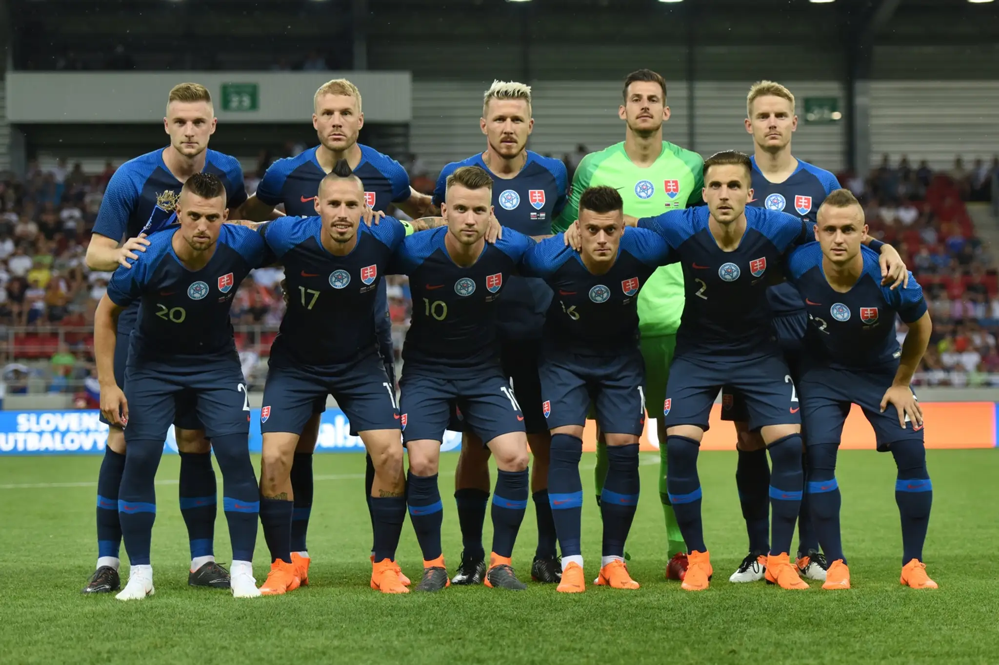 Základná jedenástka Slovenska pózuje pred prípravným duelom proti Holandsku.