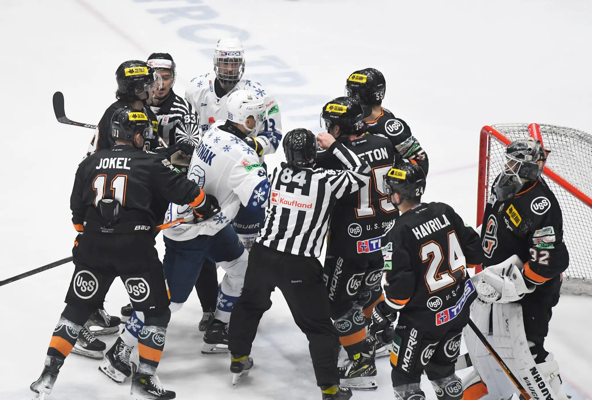 Šarvátka pred bránou Košíc v zápase 29. kola hokejovej Tipos extraligy HK Spišská Nová Ves – HC Košice