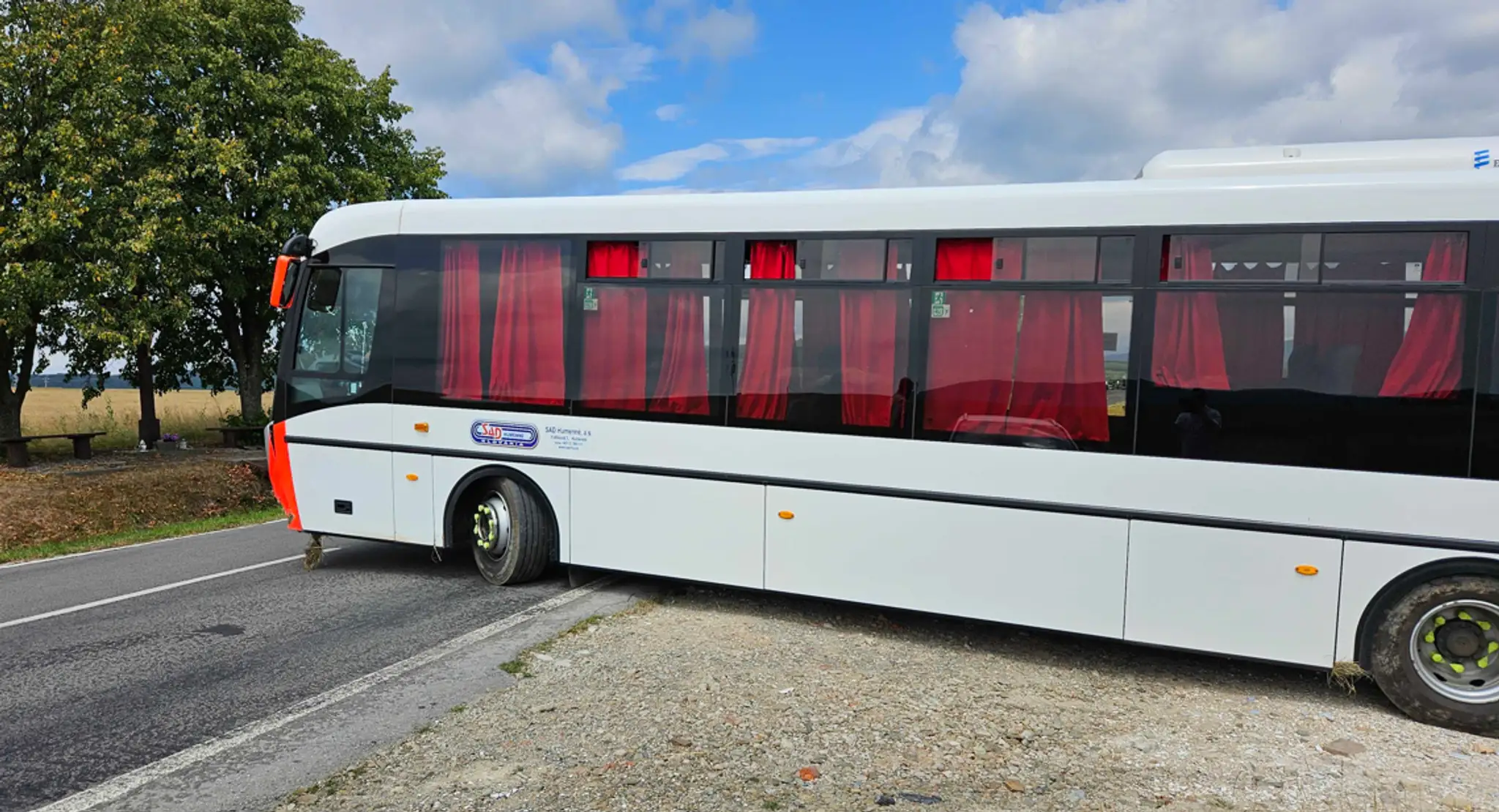 Havarovaný autobus v obci Mestisko.