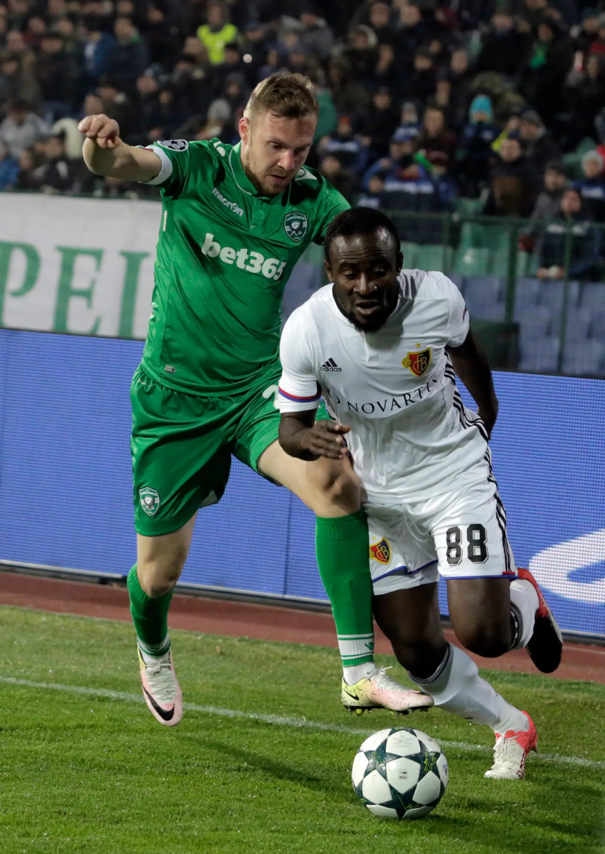 Kanonier Bazileja Seydou Doumbia (vpravo) stíhaný Cosminom Motim v dueli LM proti Ludogorcu Razgrad.