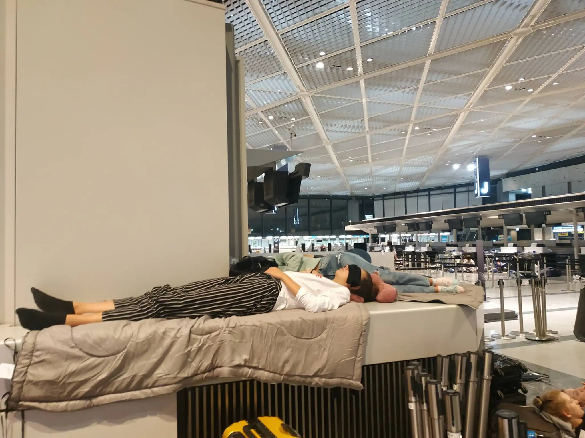 Členovia súboru Cantica nova na letisku v Tokiu