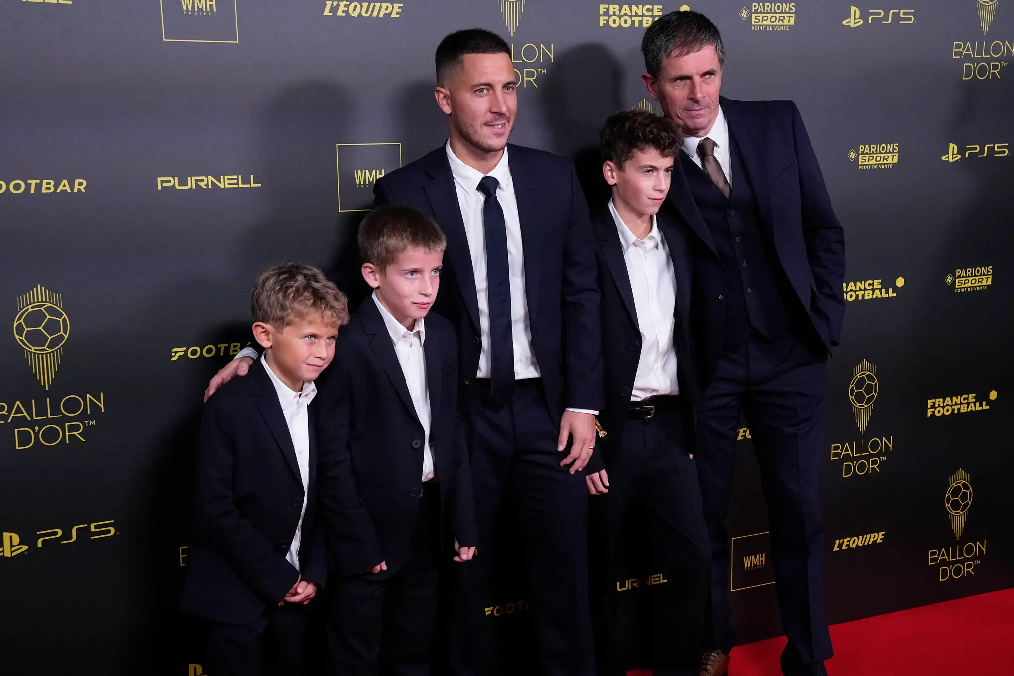 Na snímke uprostred belgický bývalý futbalista Eden Hazard so synmi a vpravo s otcom Thierrym.