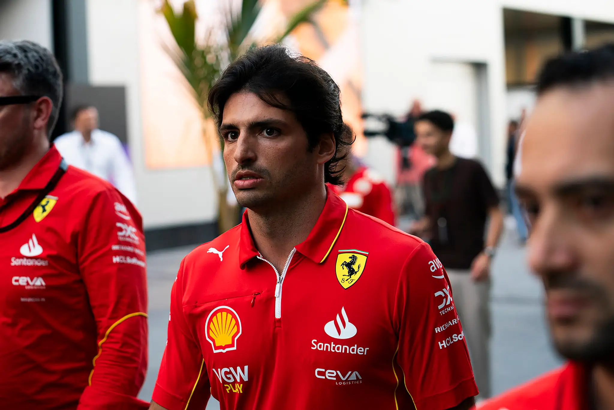 Na okruhu sa objavil aj Carlos Sainz z tímu Ferrari.