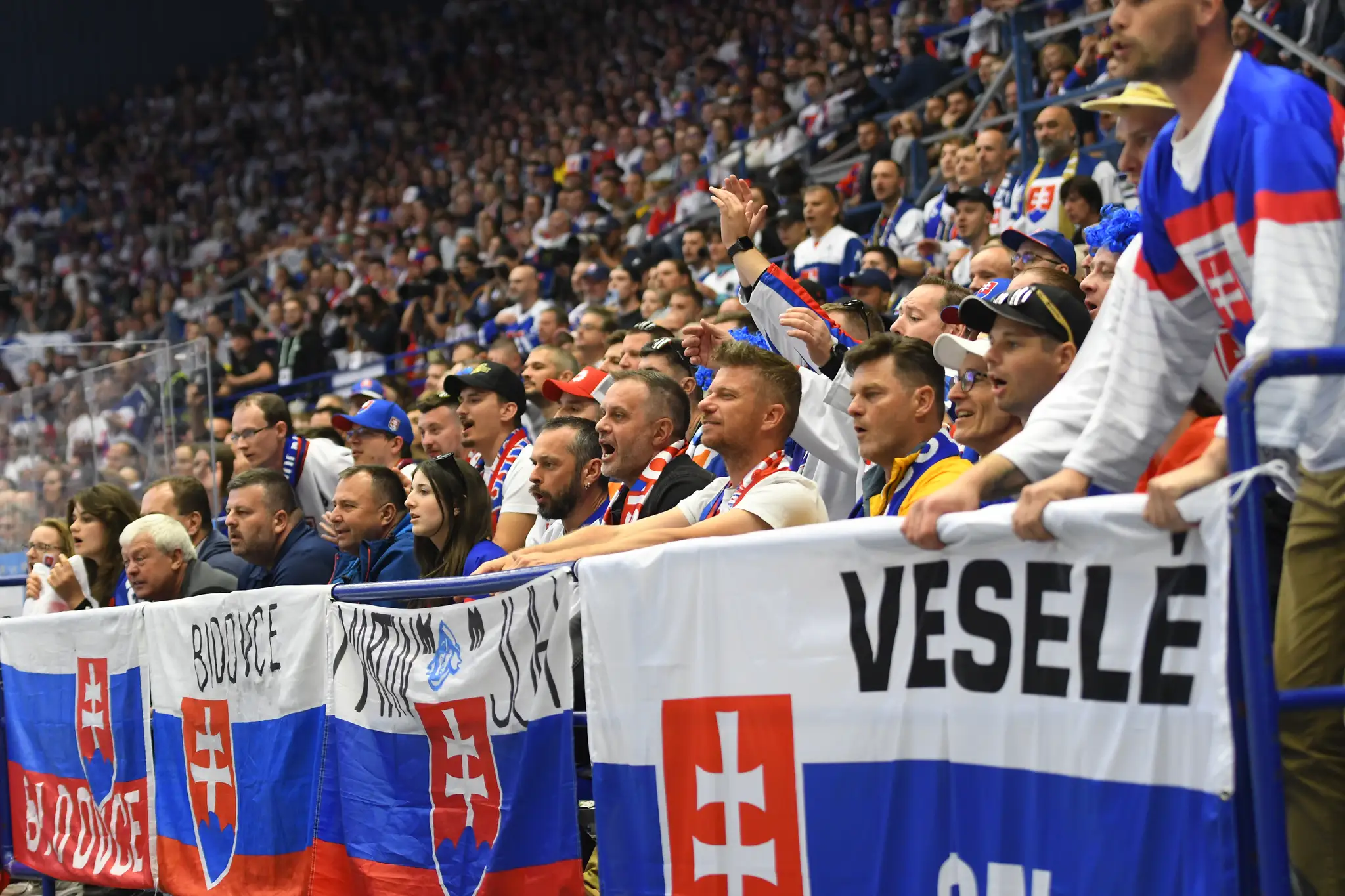 Slovenskí fanúšikovia povzbudzujú počas zápasu s USA na MS 2024.