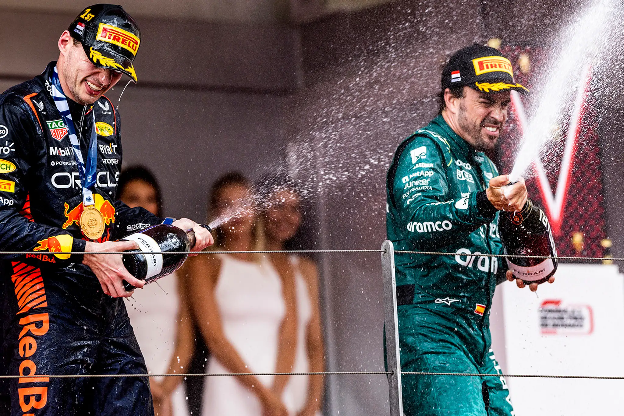 Max Verstappen a Fernando Alonso oslavujú na pódiu