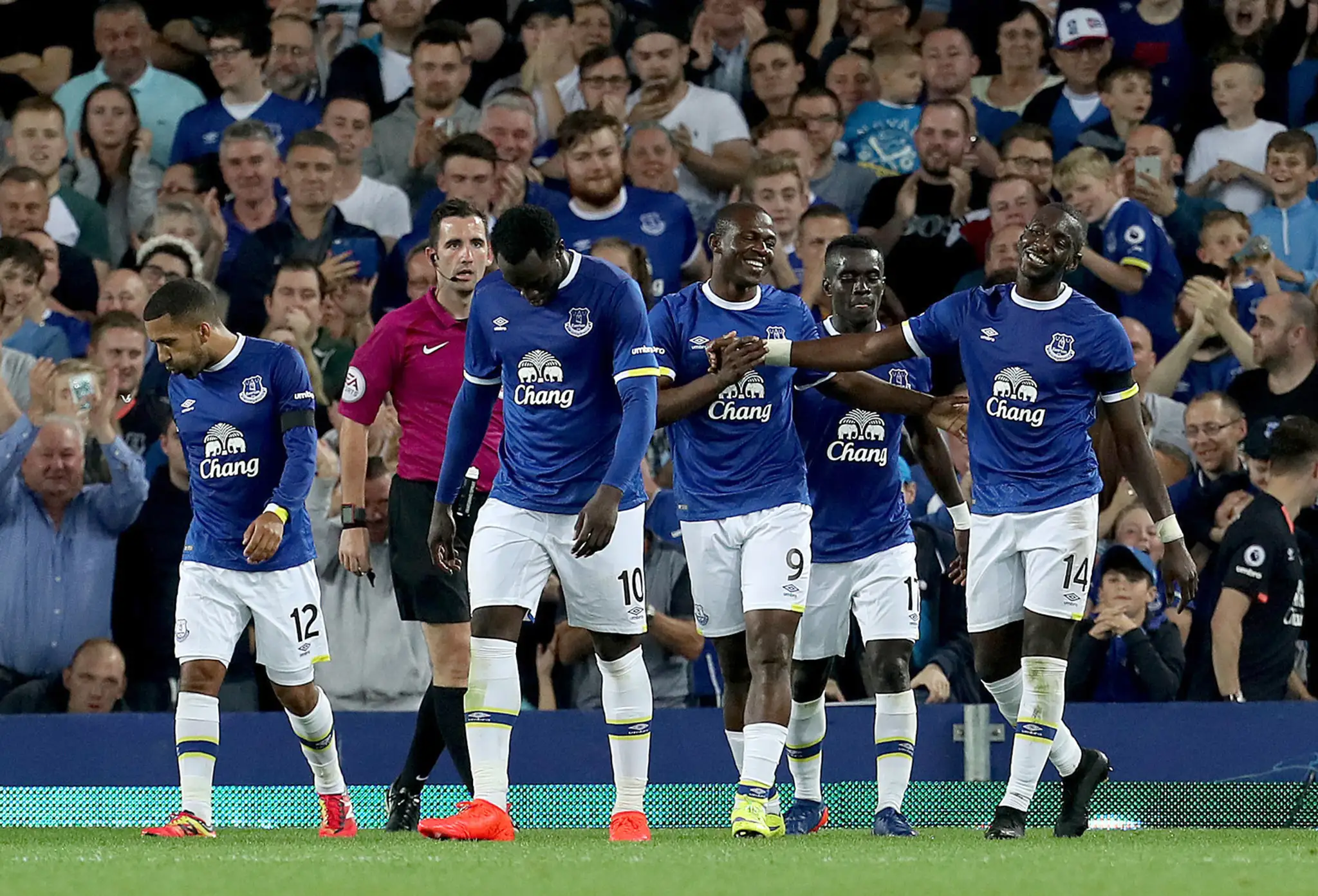 Hráči Evertonu sa radujú z gólu.