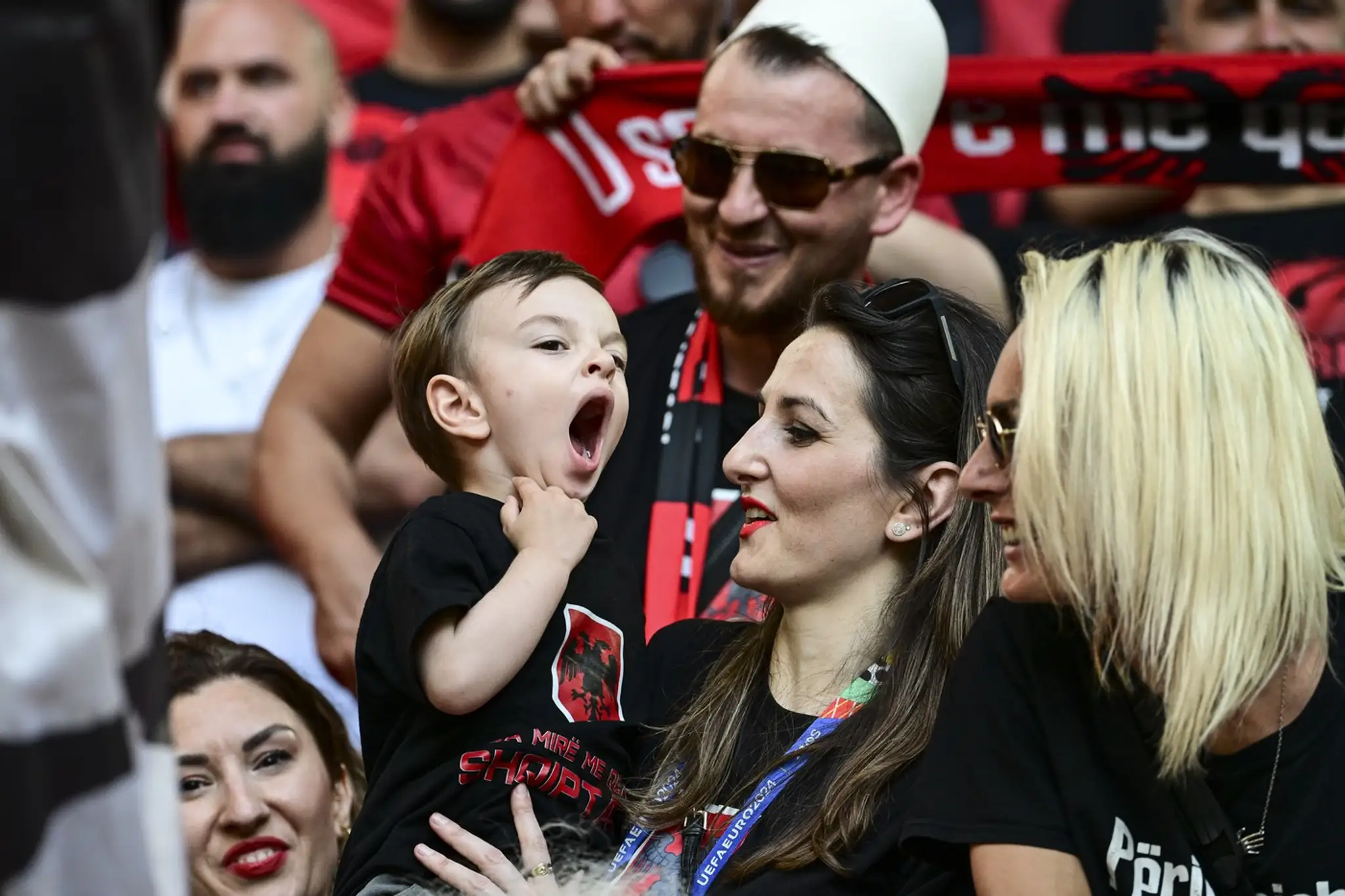 Malý fanúšik Albánska skanduje počas zápasu proti Španielsku