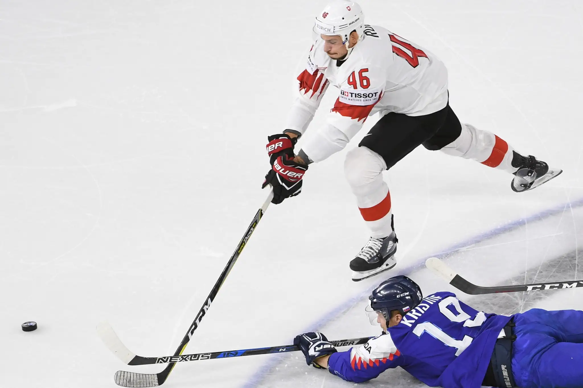 Michal Krištof (dole) atakuje Švajčiara Noaha Roda v zápase MS 2018.