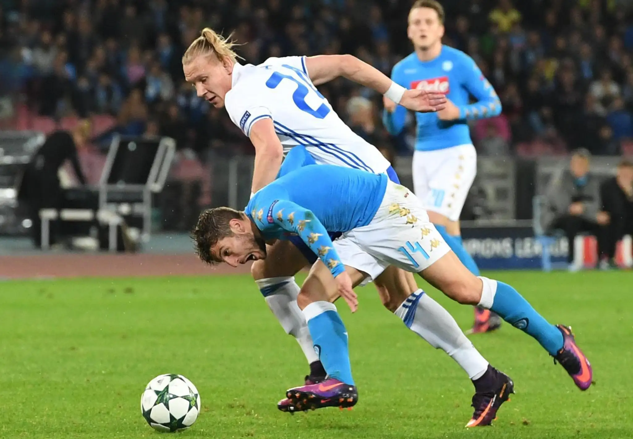 Domagoj Vida (v bielom) z Dynama Kyjev atakuje Driesa Mertensa z SSC Neapol v zápase LM.