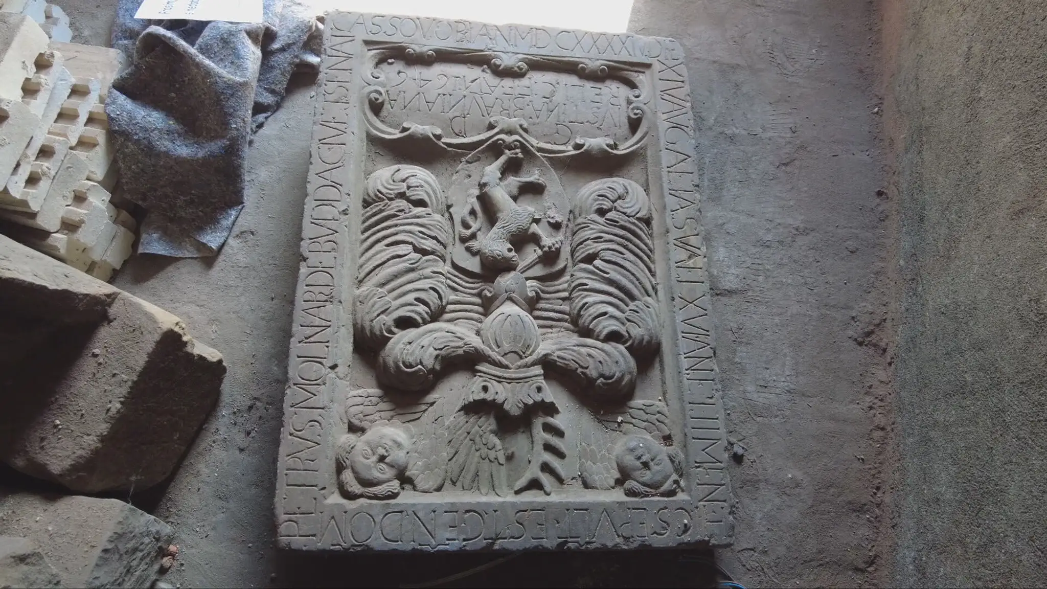 Náhrobný kameň objavili na povale historickej radnice