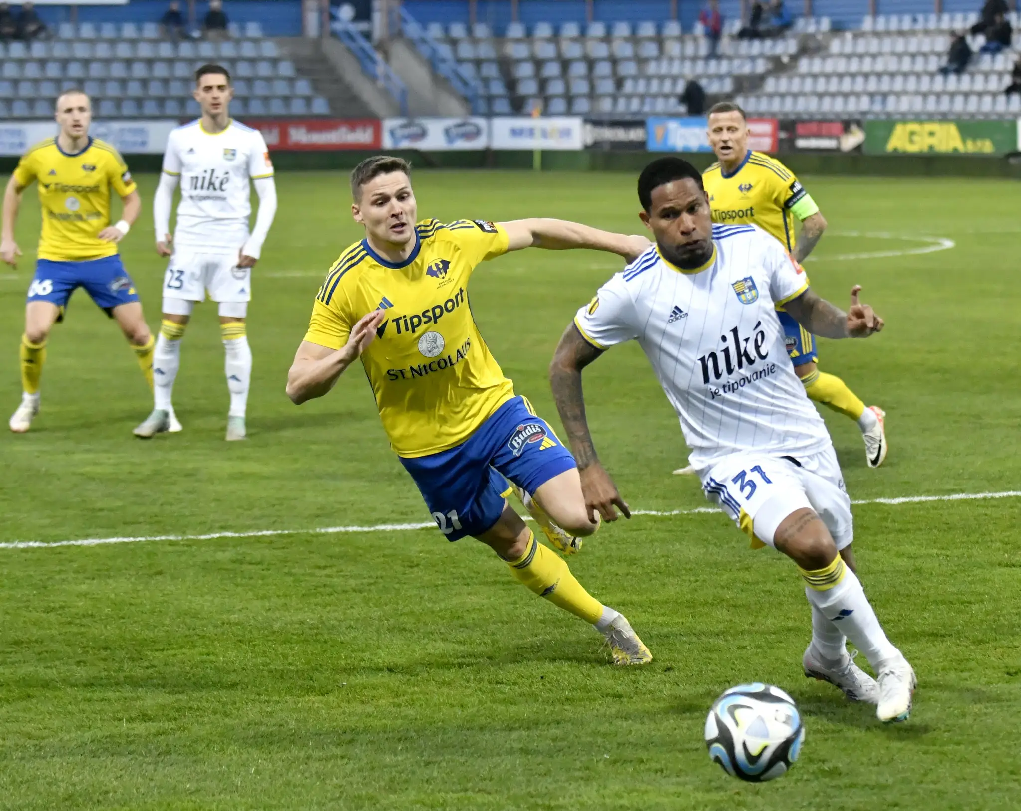 Zľava Daniel Magda (Michalovce) a Eric Grajales (Košice) v zápase 2. kola nadstavbovej časti Niké ligy skupiny o udržanie sa.