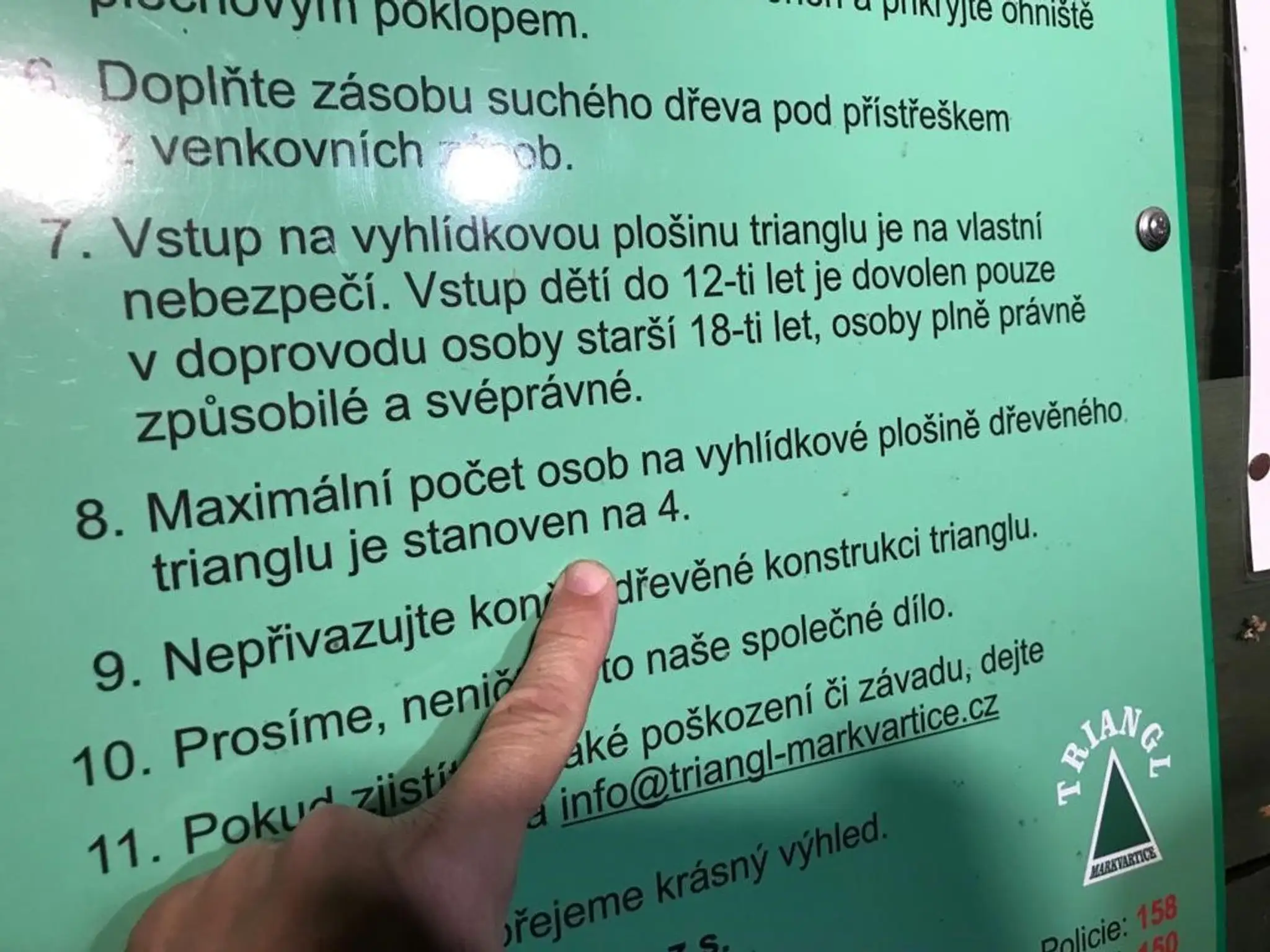 Návštevný poriadok uvádza maximálne štyri osoby na plošine.