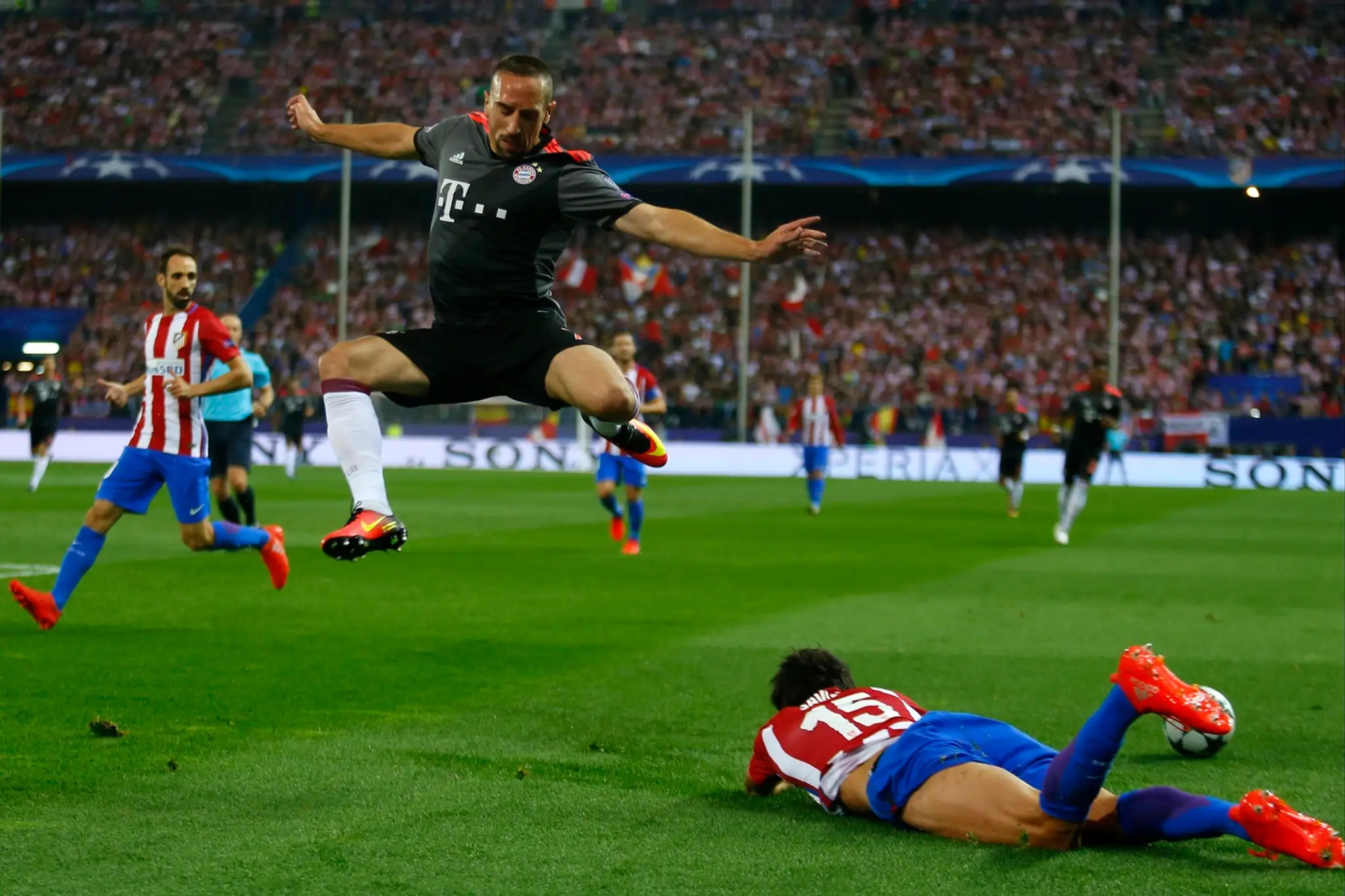 V zaujímavej momentke slz beka Atlética Madrid Stefana Saviča proti Franckovi Ribérymu z Bayernu (vo výskoku) v dueli LM.