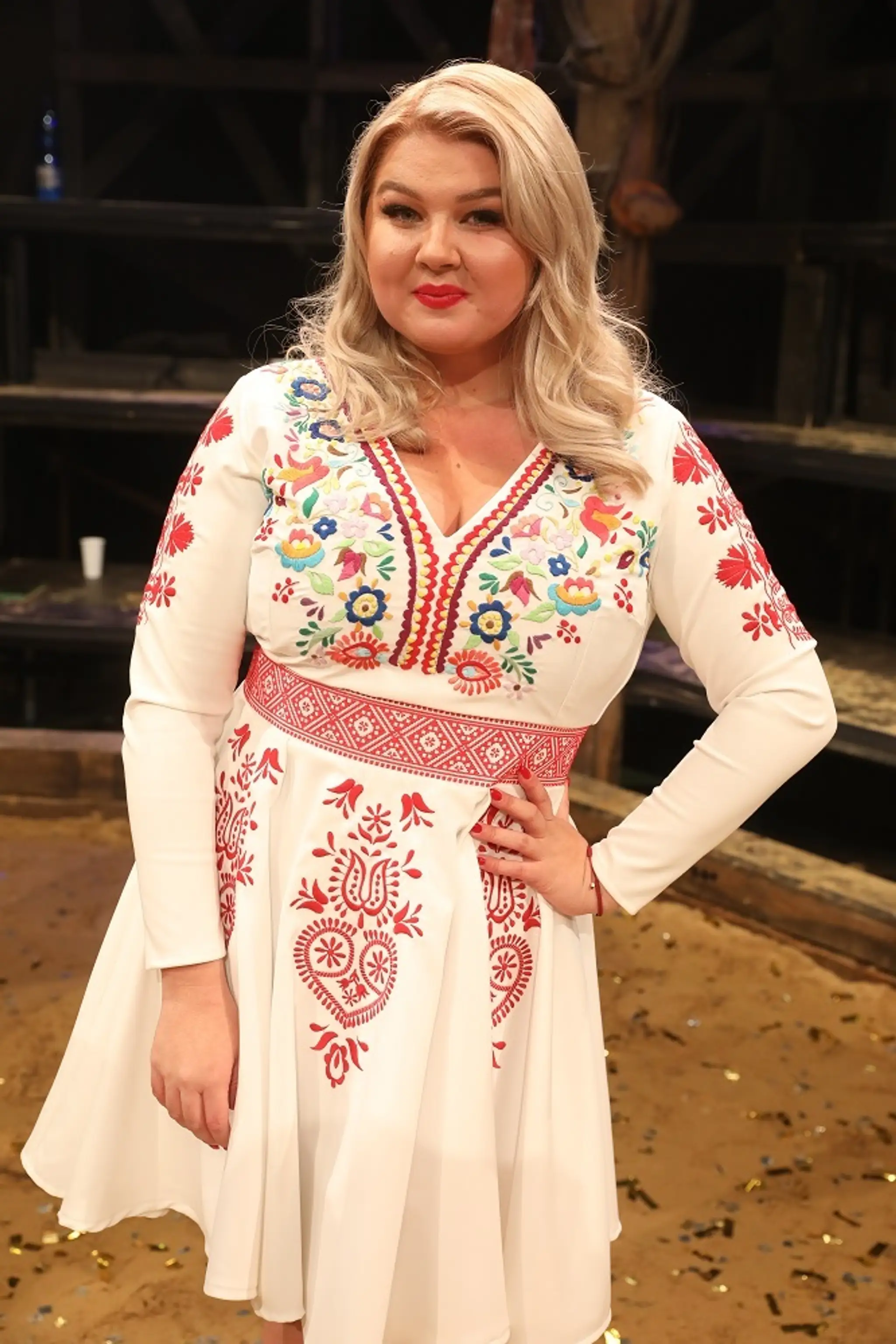 Evelyn v bielom outfite