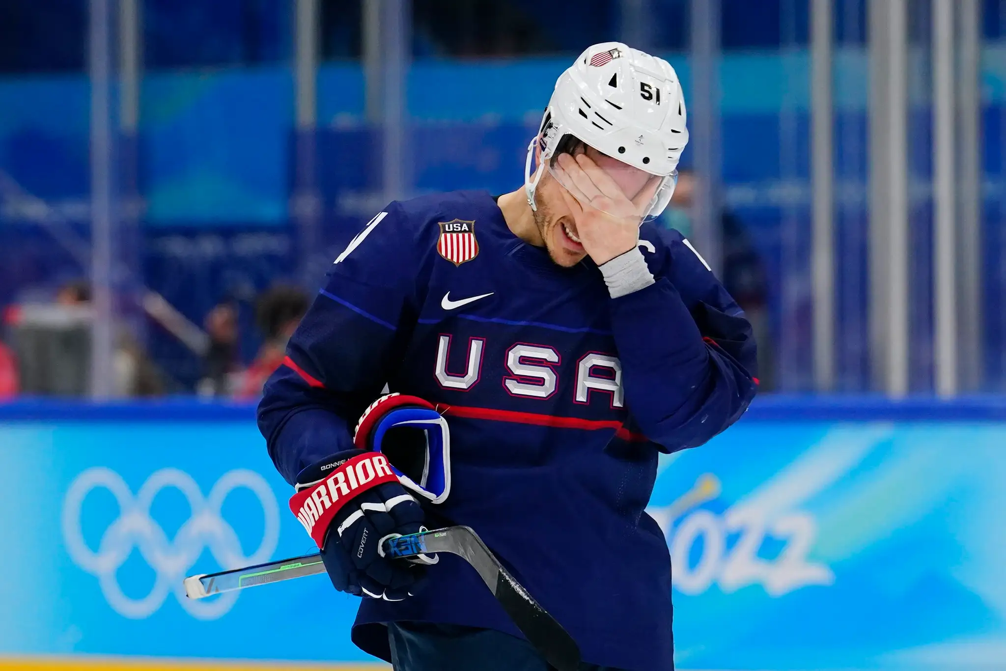 Americký kapitán Andy Miele reaguje po prehre so Slovenskom vo štvrťfinále ZOH 2022.
