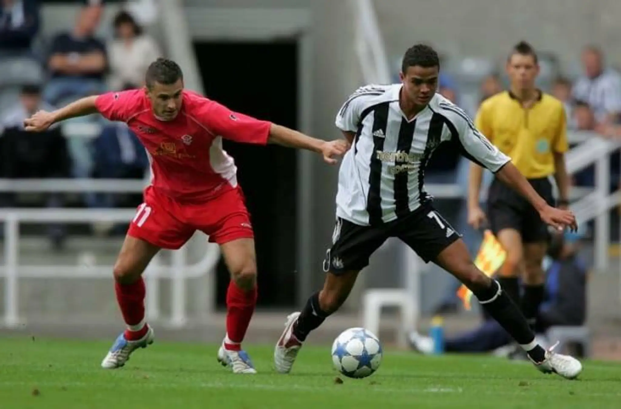Peter Kiška (vľavo) v drese Dubnice proti Newcastlu.