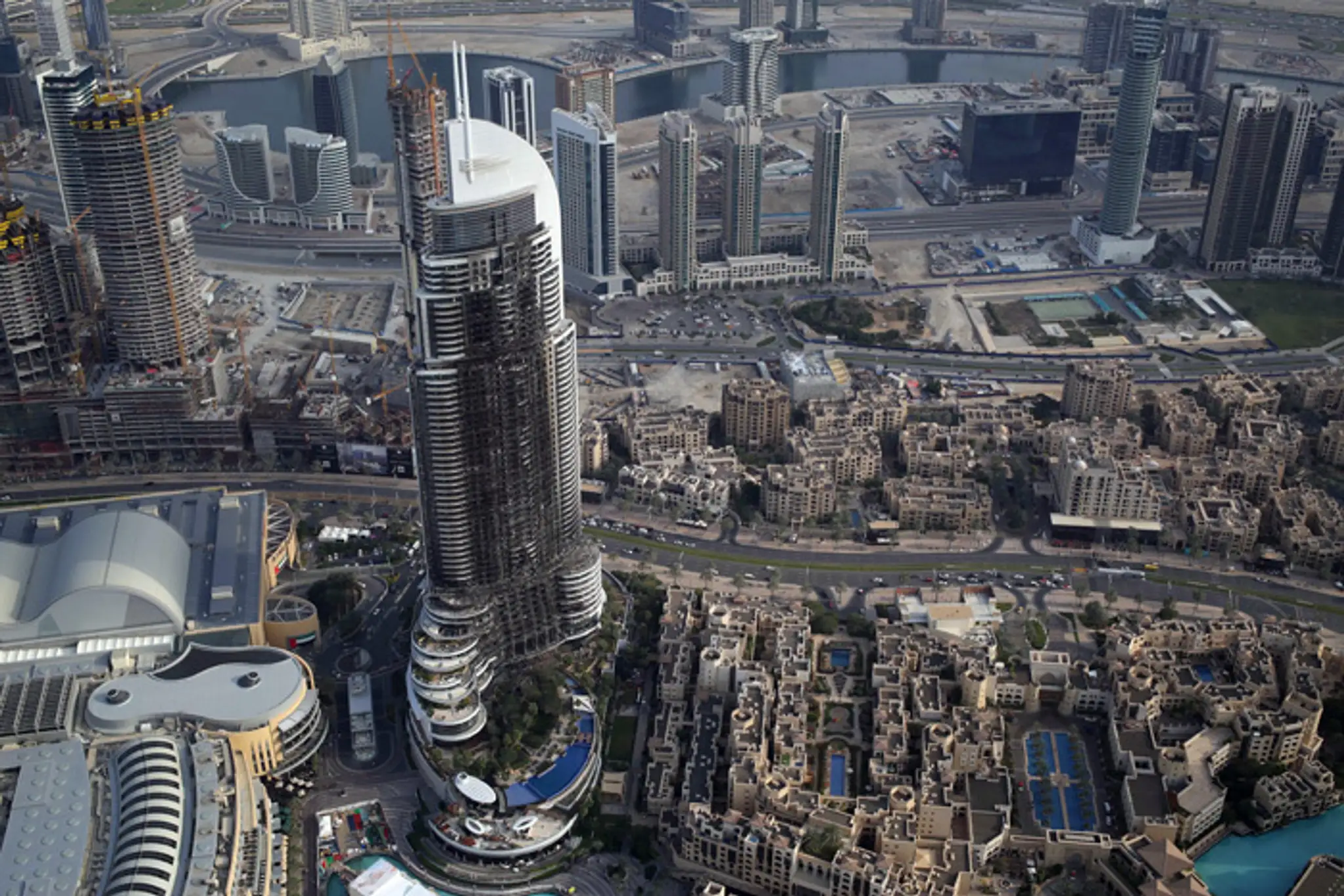 Na snímke z 10. januára obhorená budova 63-poschodového luxusného hotela Address v Dubaji.