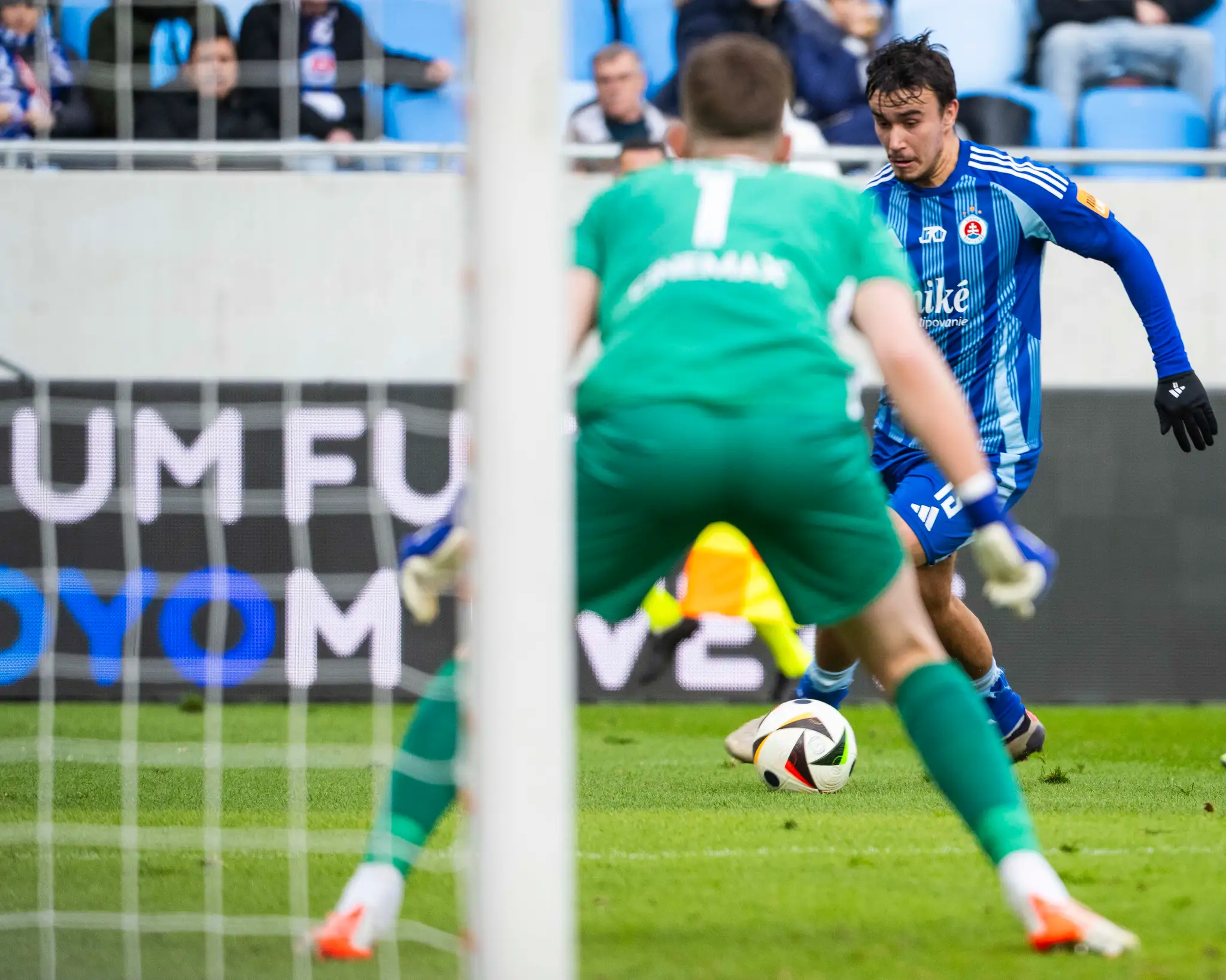 Na snímke zľava brankár Žiga Frelih (Trnava) a David Strelec (Slovan).