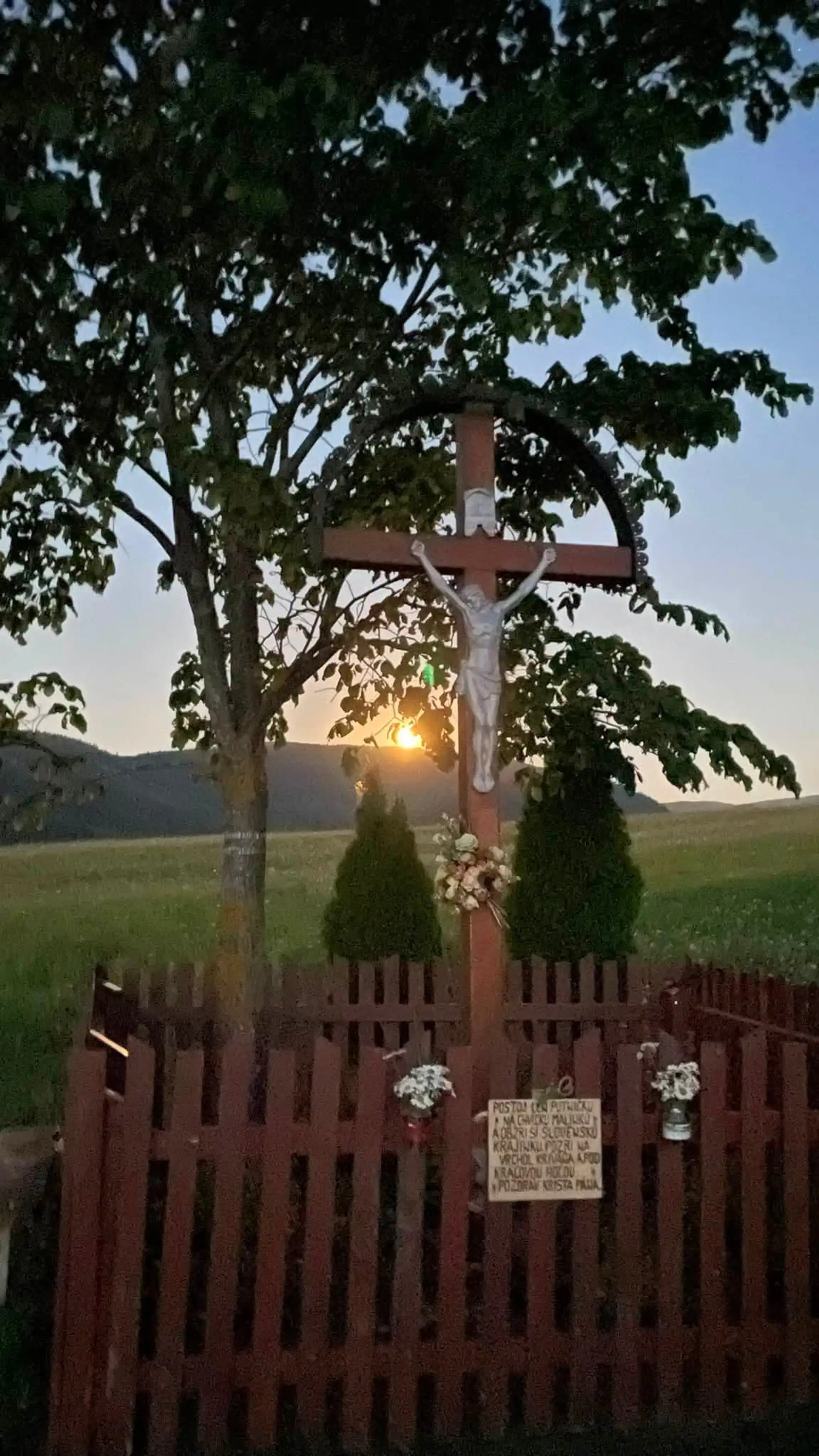 Nočnú oblohu ovládol Jelení Mesiac.