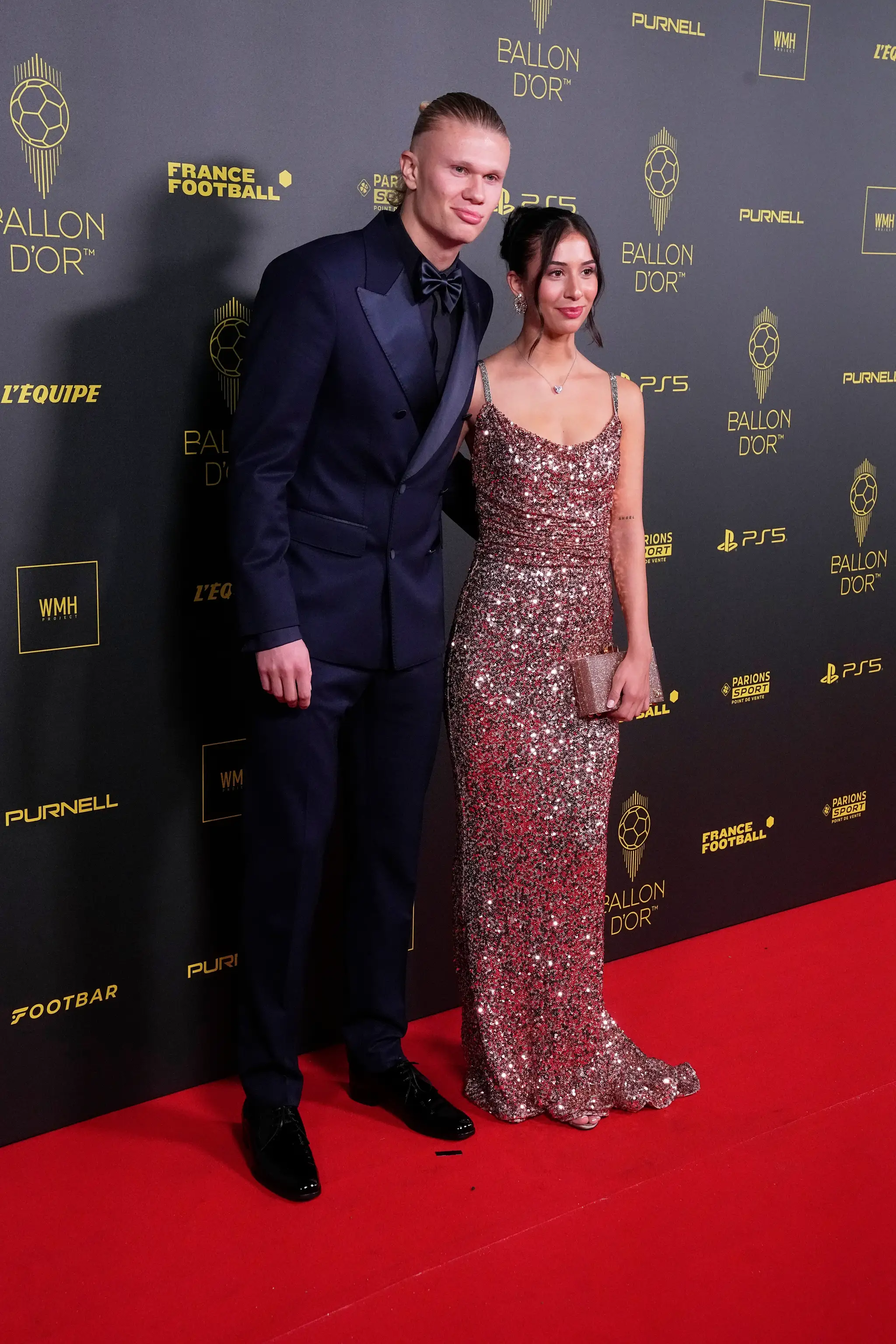 Na snímke nórsky útočník Manchestru City Erling Haaland a jeho partnerka Isabel Johansenová pózujú.