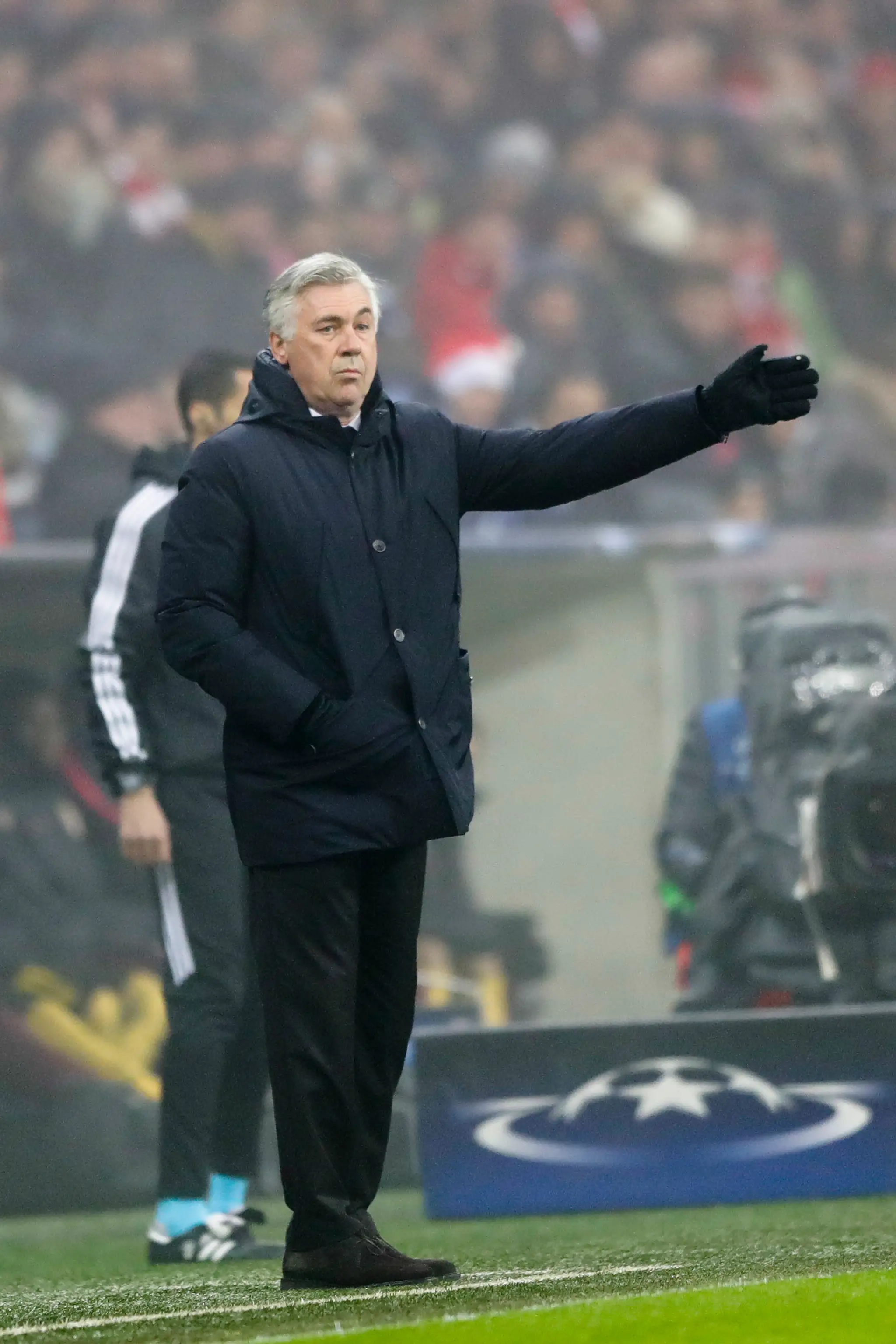 Kouč Bayernu Mníchov Carlo Ancelotti koučuje svojich zverencov v dueli LM proti madridskému Atléticu.
