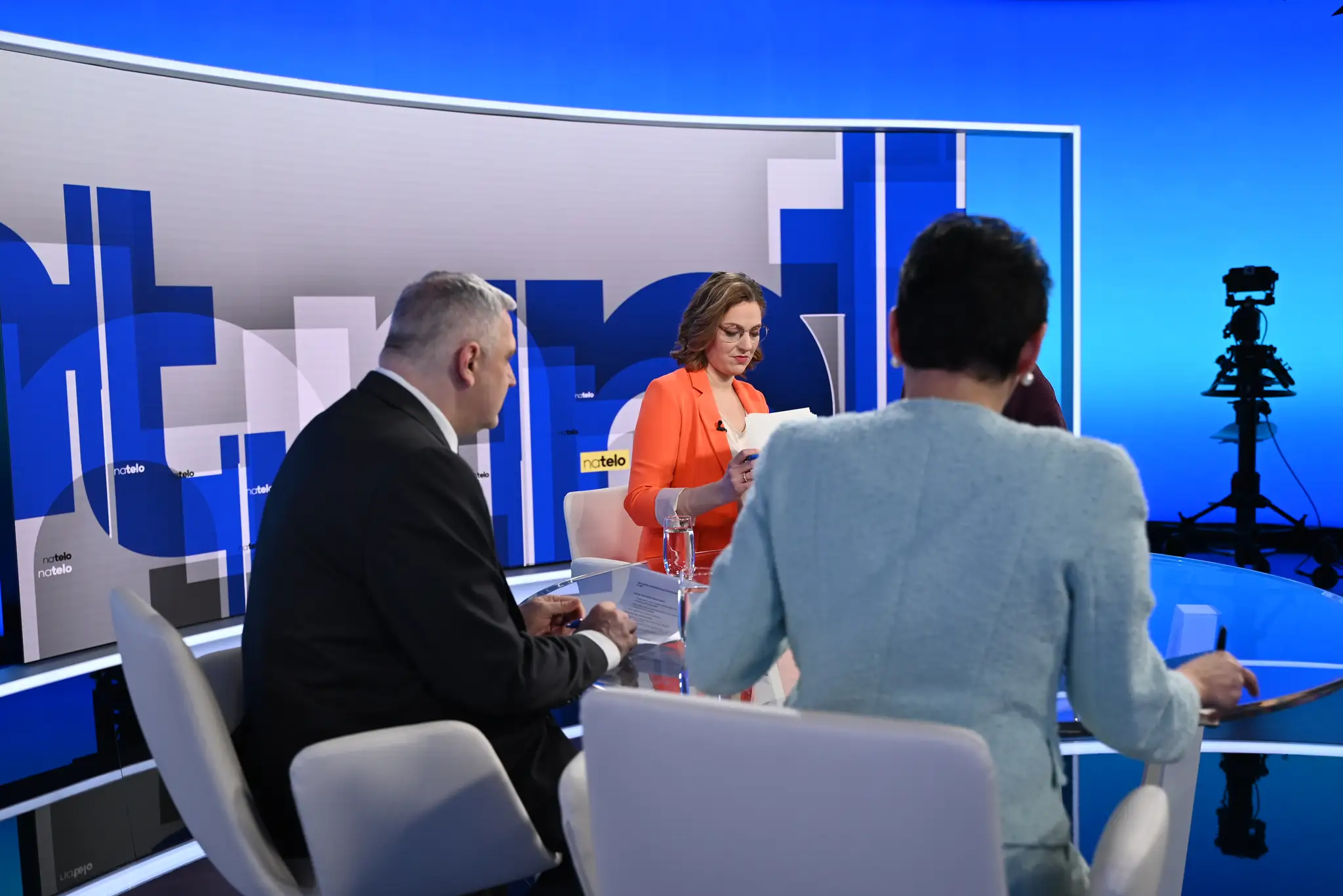 Moderátorka Karolína Lacová privítala v relácii Na telo Romana Michelka z SNS a Irenu Bihariovú z PS