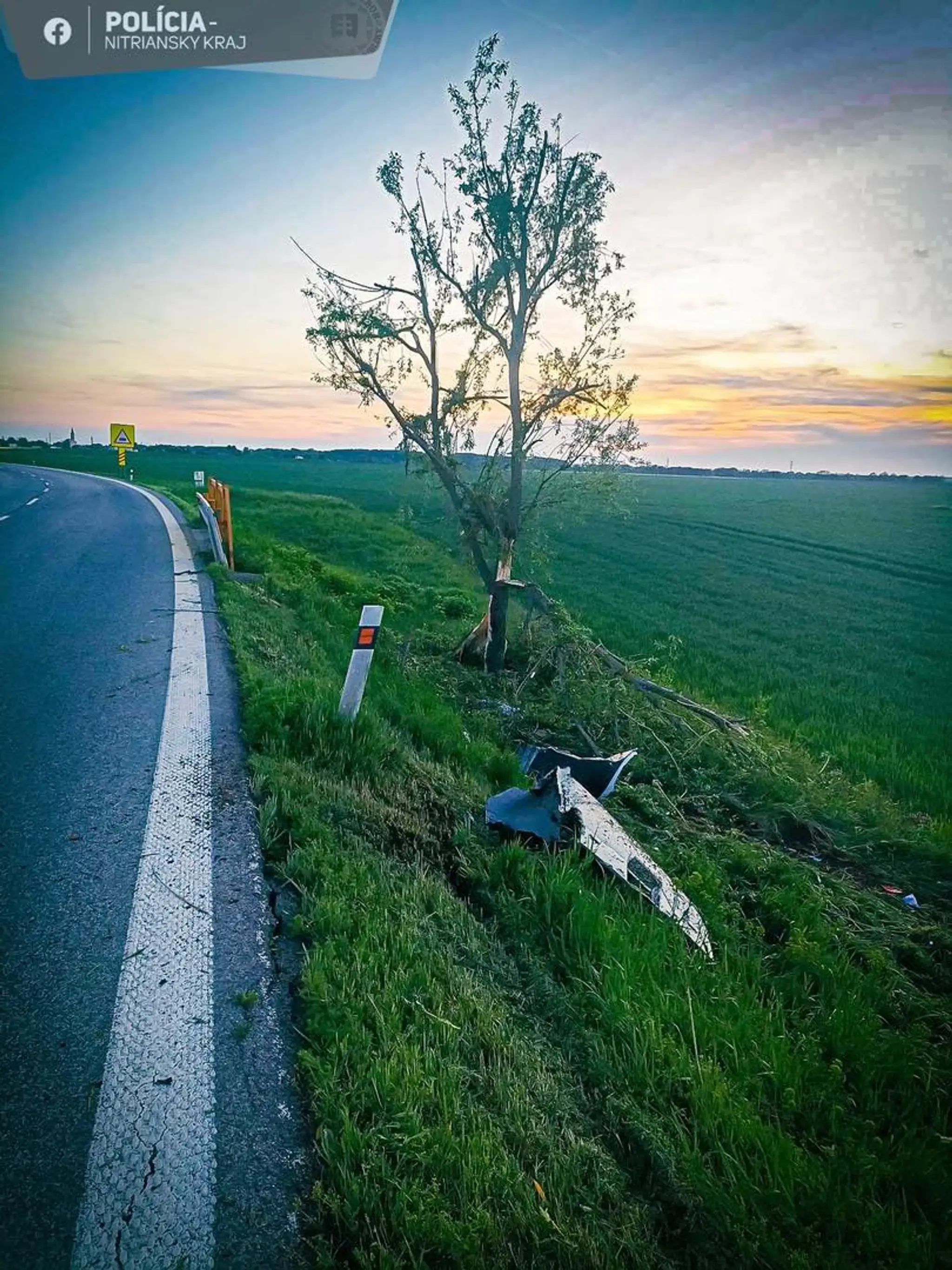 Auto sa prevrátilo na strechu