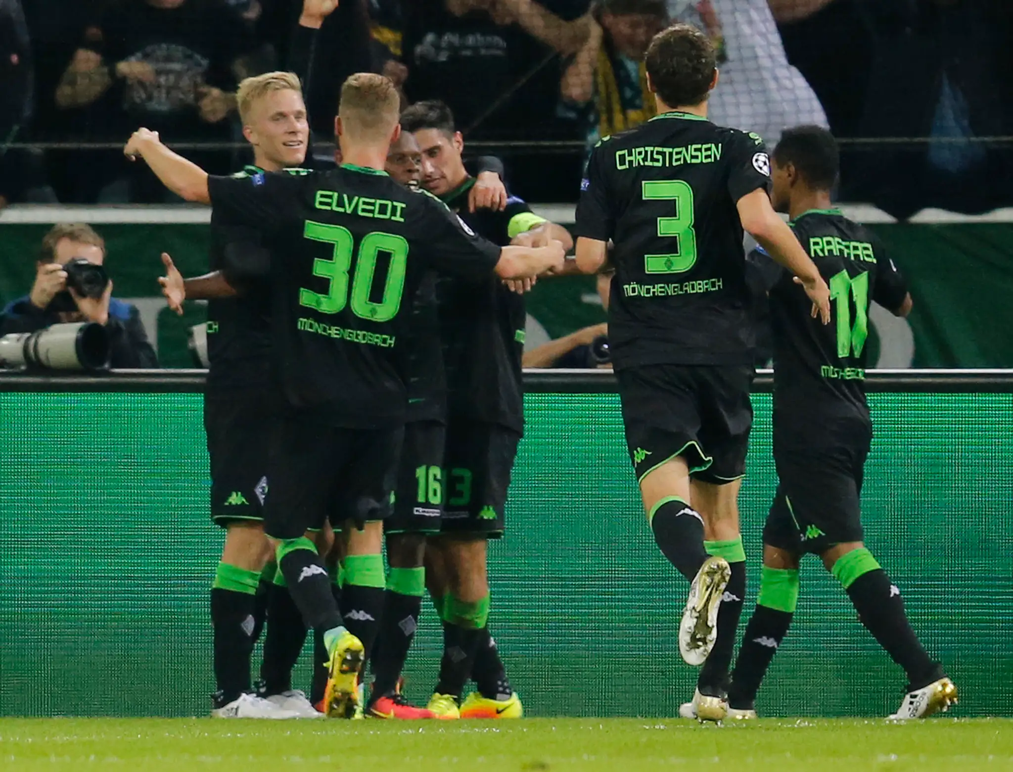 Radosť hráčov Borussie Mönchengladbach po strelení gólu v domácom zápase LM proti FC Barcelona.