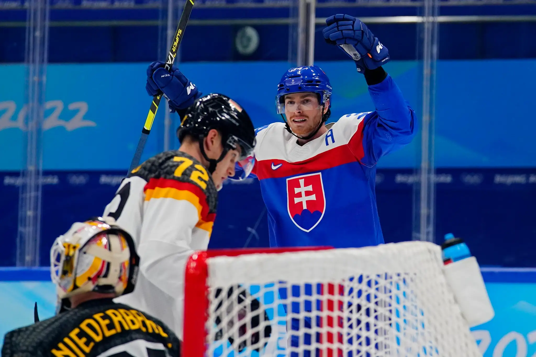 Peter Cehlárik oslavuje gól proti Nemecku v kvalifikačnom zápase ZOH 2022.