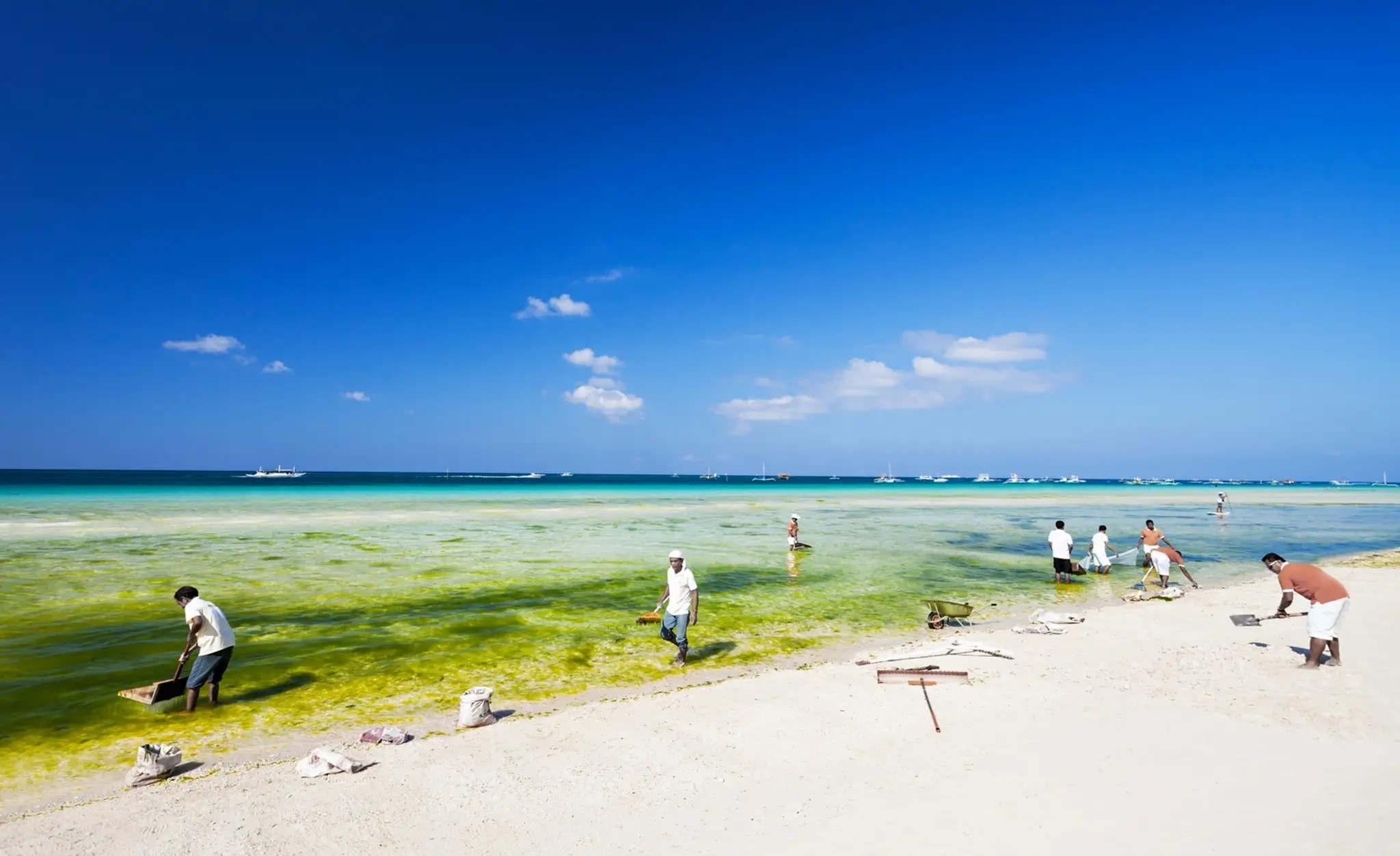 Znečistená pláž na filipínskom ostrove Boracay