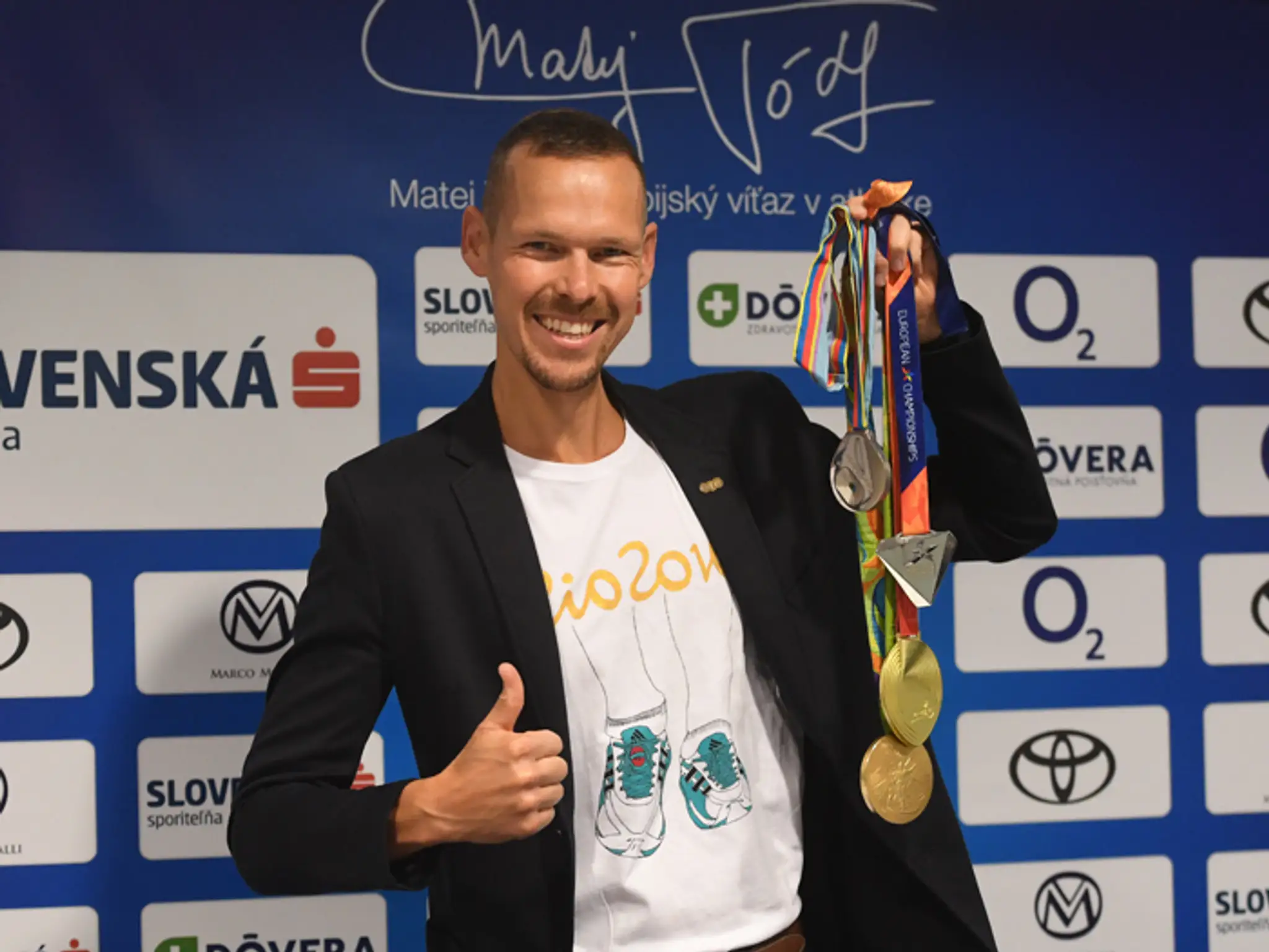 Olympijský víťaz a majster sveta v chôdzi na 50 km Matej Tóth s medailami, ktoré získal počas kariéry.