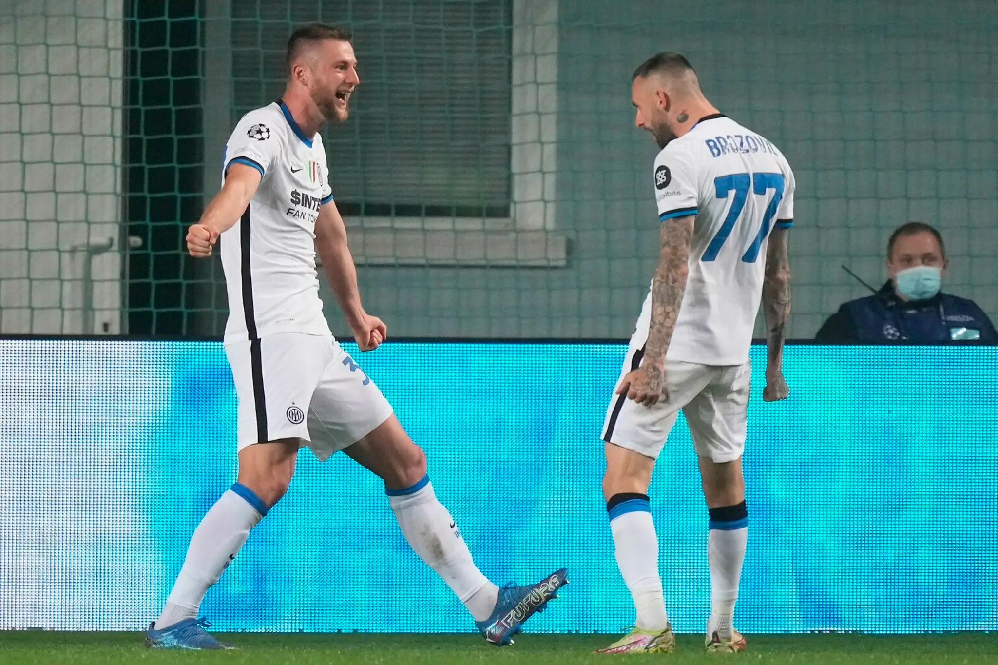 Milan Škriniar (vľavo) z Interu oslavuje gól v zápase LM na pôde Šerifu Tiraspoľ.