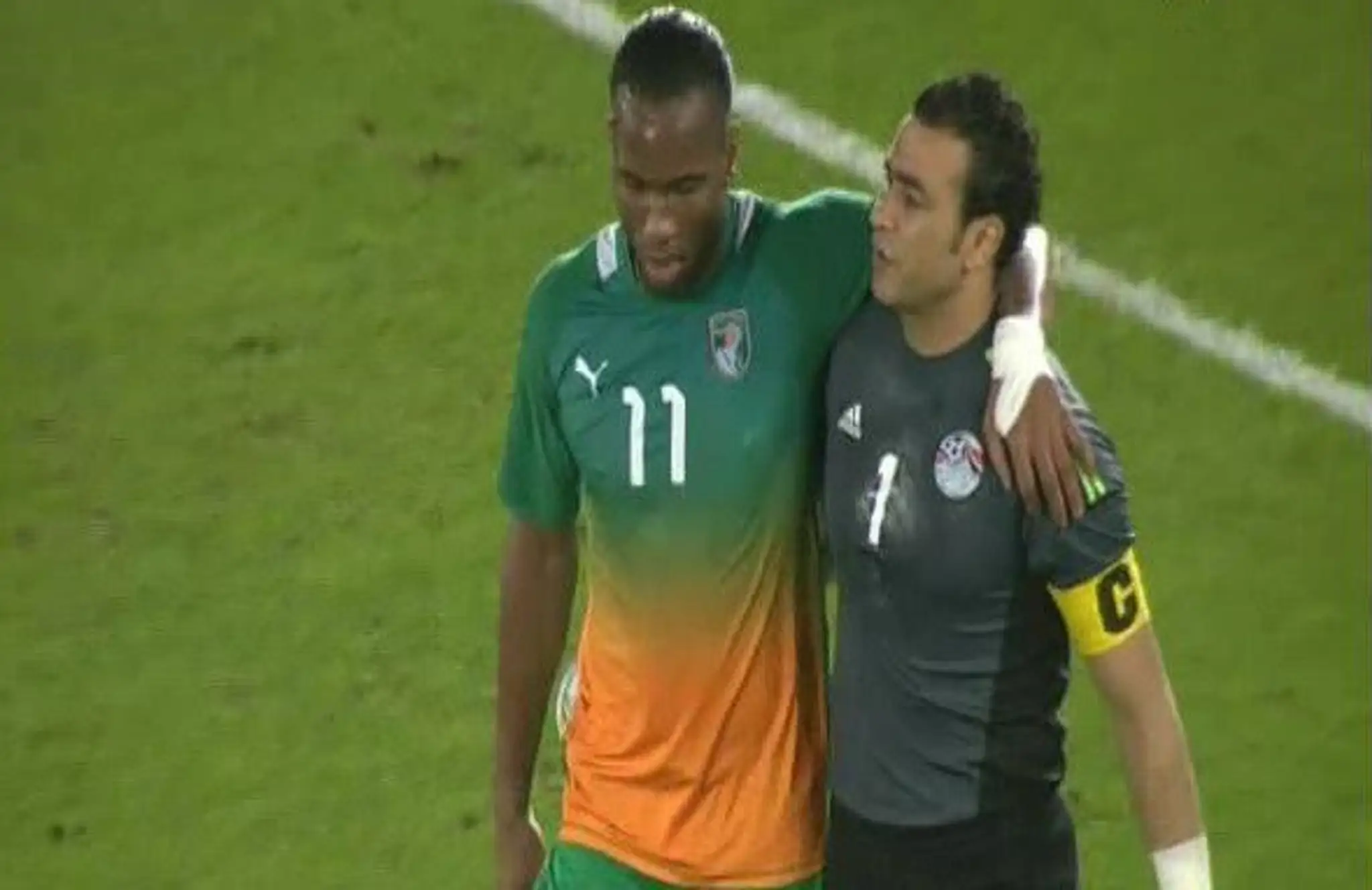 Útočník Pobrežia Slonoviny Didier Drogba (vľavo) a gólman Egypta Essam El-Hadary.