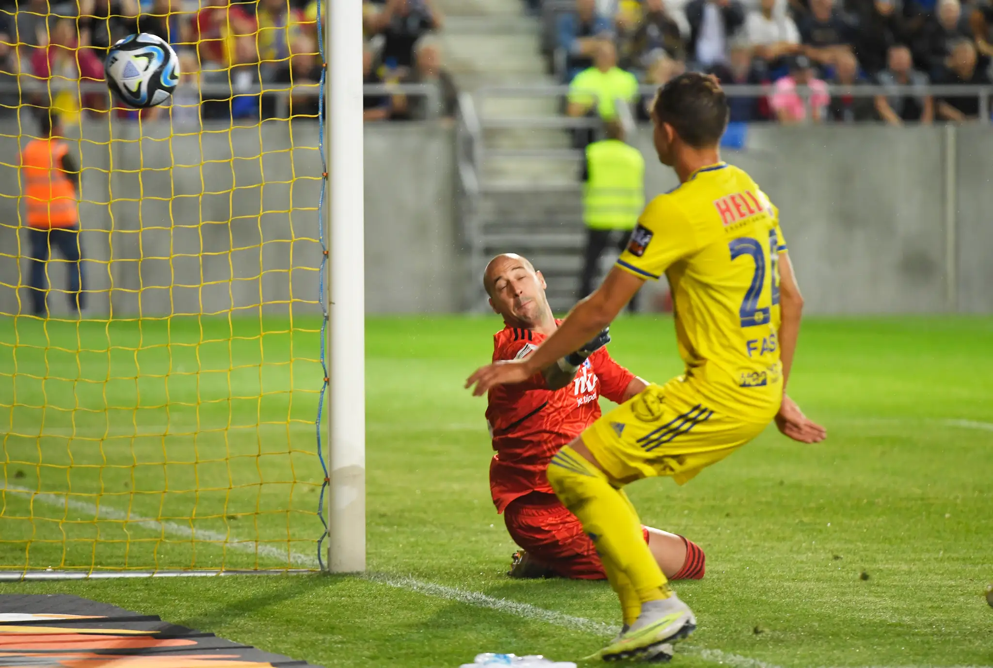 Na snímke vpravo Michal Faško (Košice) a vľavo brankár Milan Borjan (Slovan).