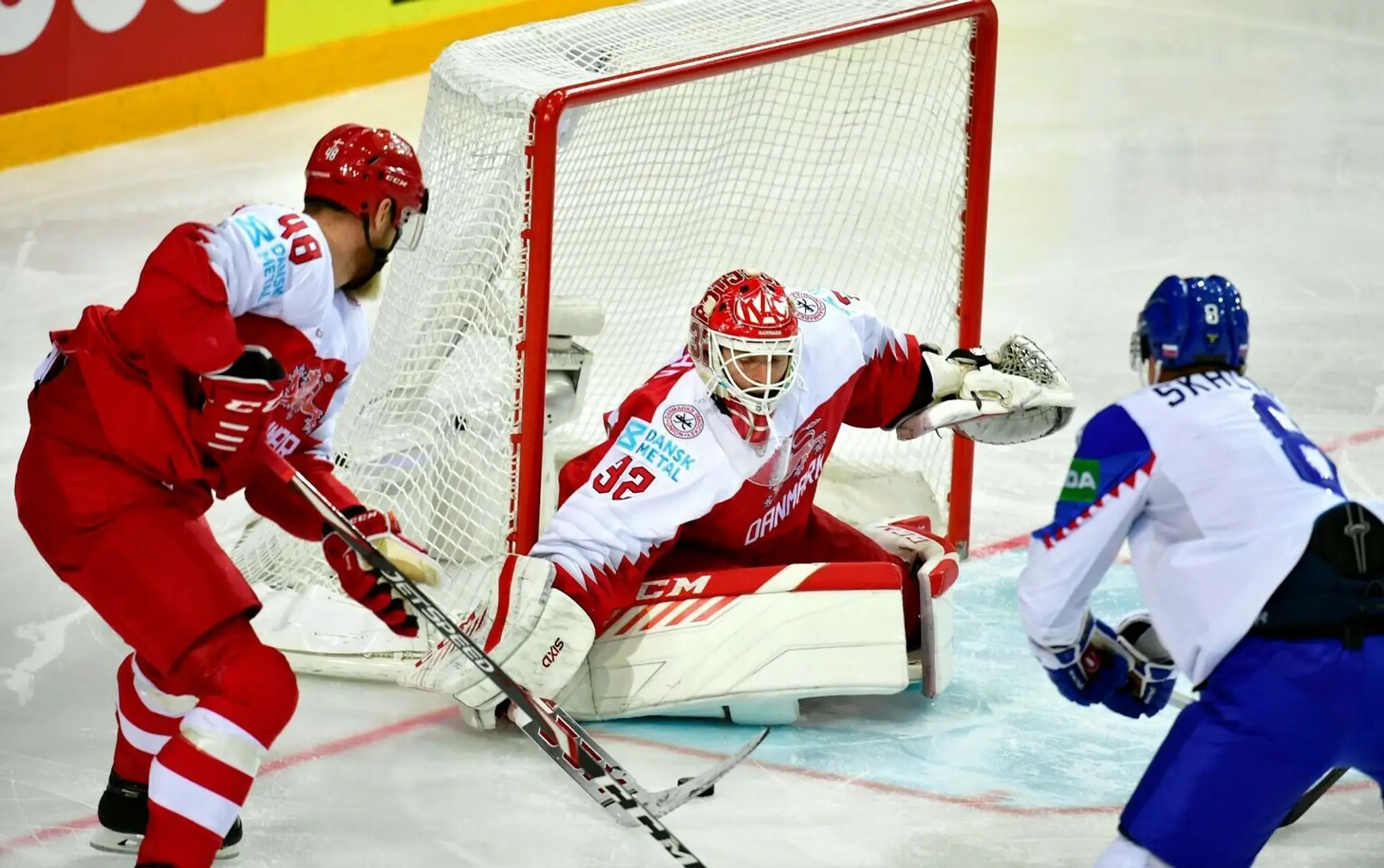 Na snímke brankár Sebastian Dahm (Dánsko) a hráč Marián Studenič (Slovensko).